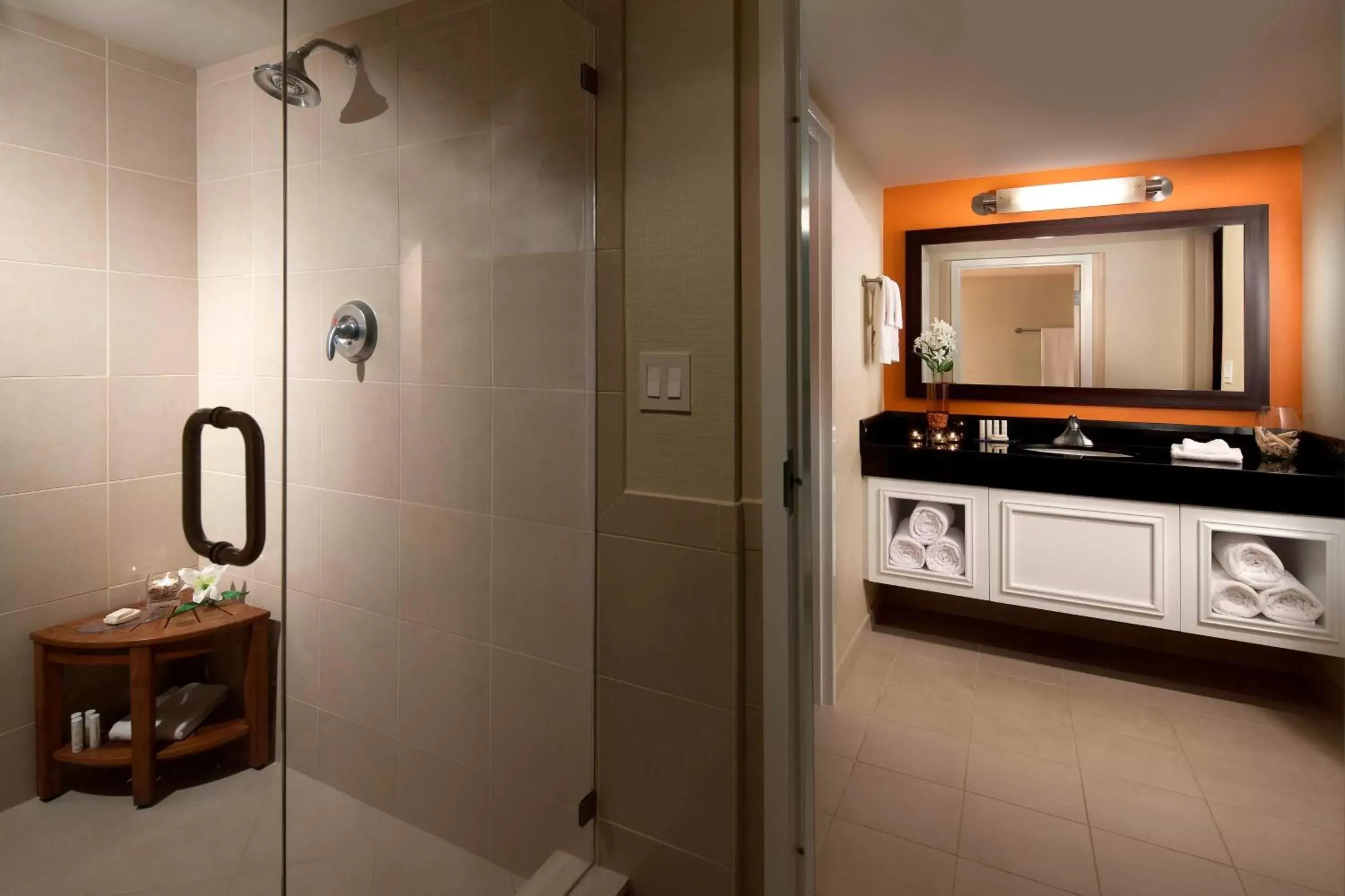 Bathroom, Kitchen/Kitchenette in Courtyard by Marriott Fort Lauderdale East / Lauderdale-by-the-Sea