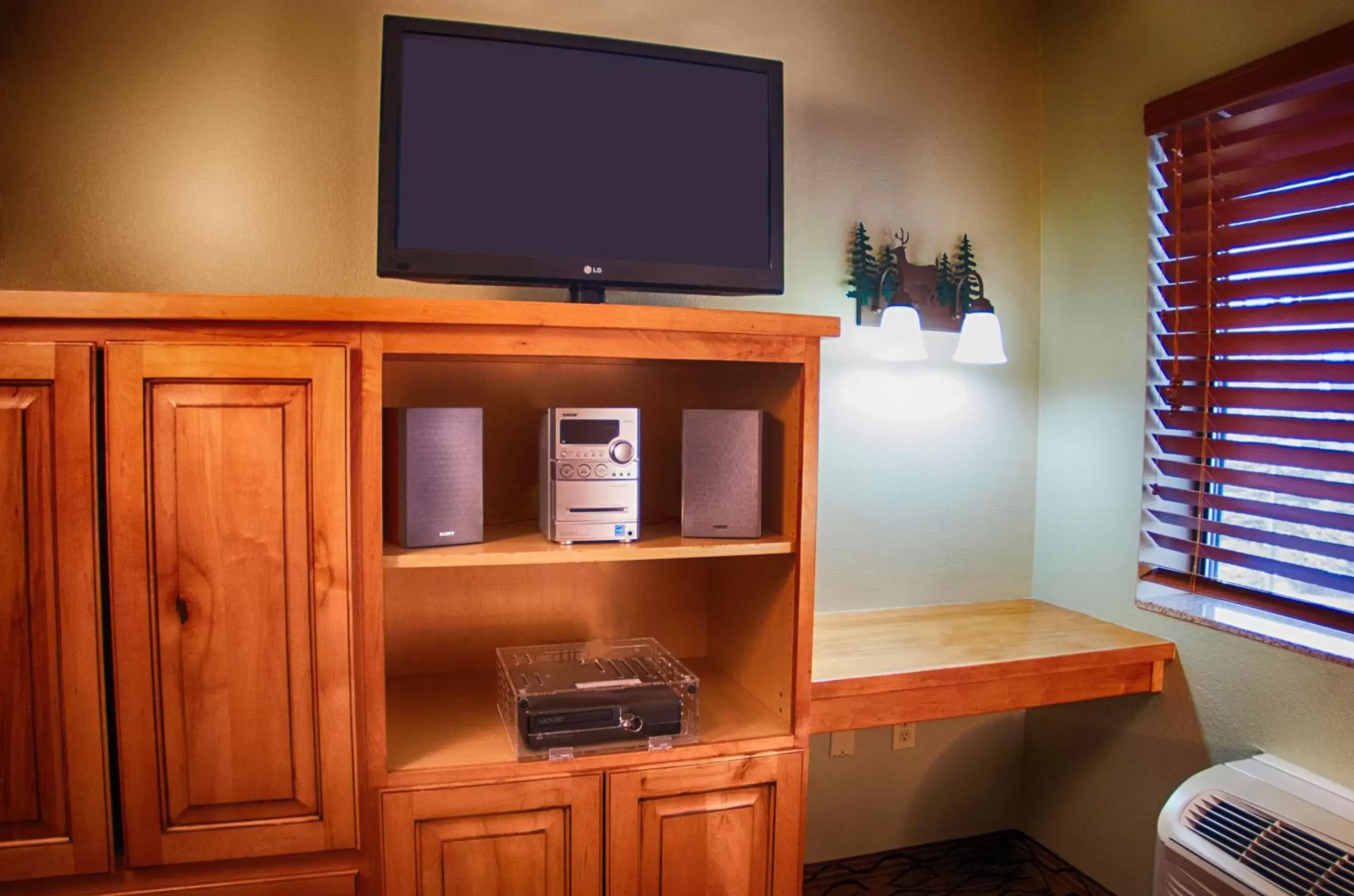 Photo of the whole room, TV/Entertainment Center in Holiday Inn Express Grand Canyon, an IHG Hotel