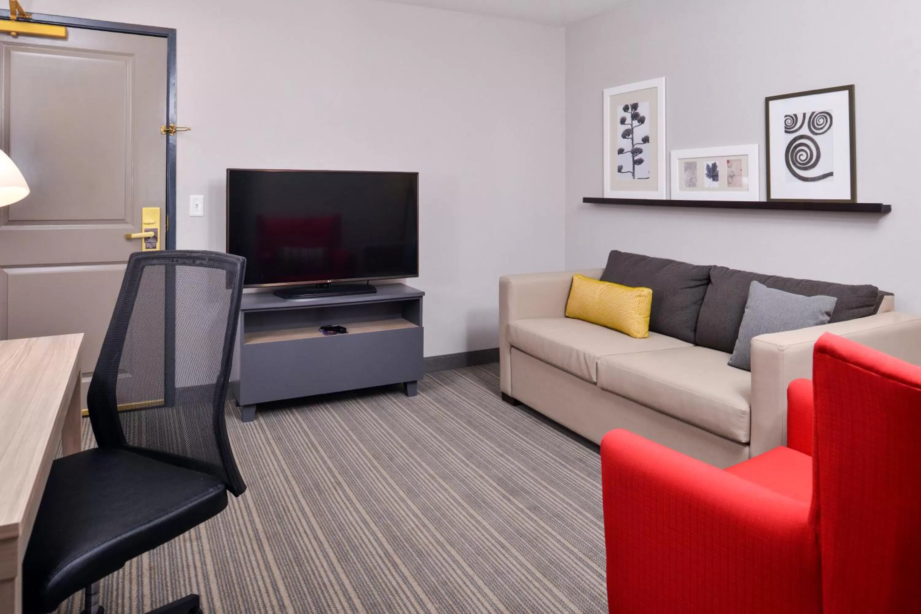 Seating area in Country Inn & Suites by Radisson, Tinley Park, IL