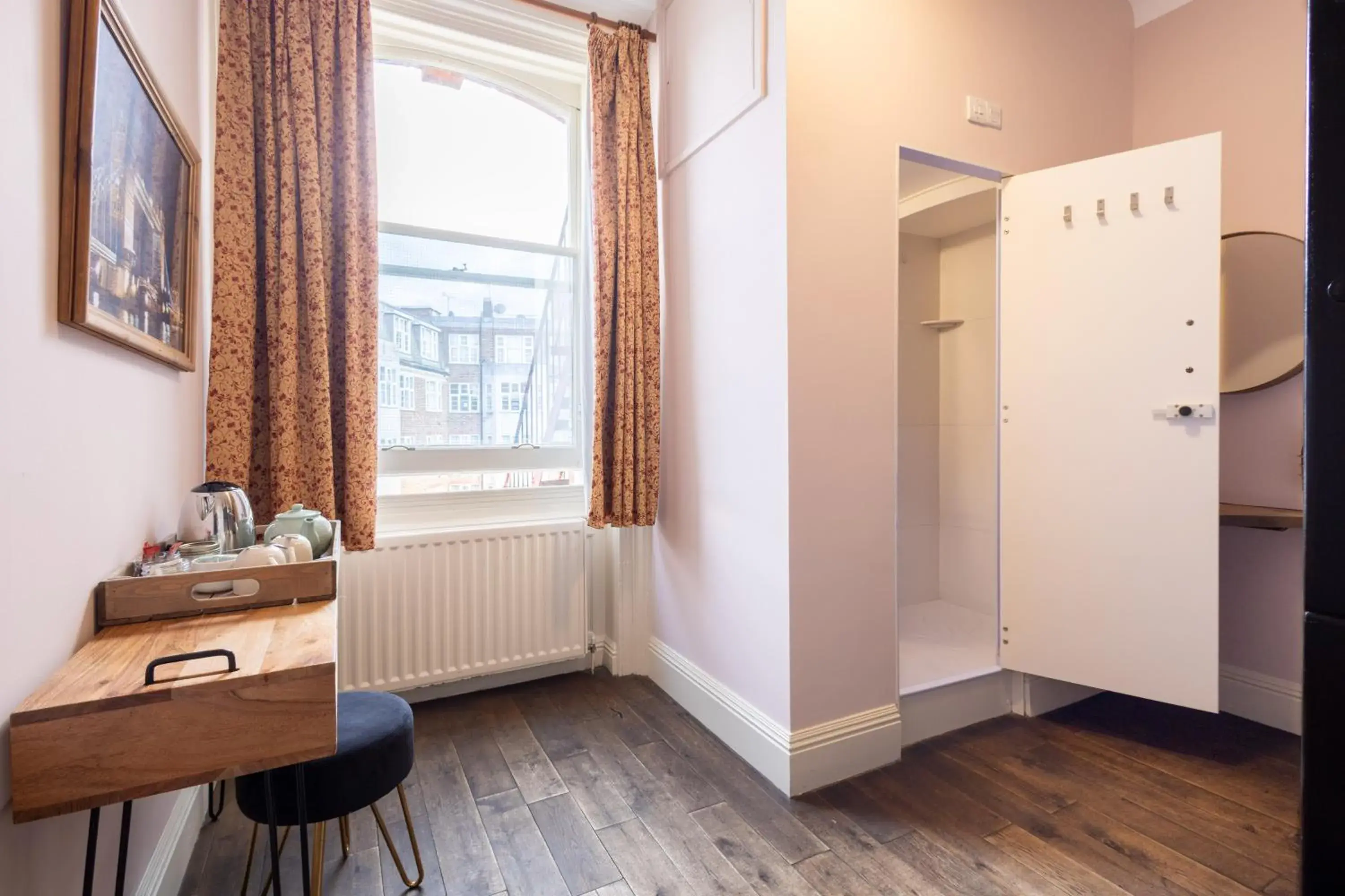 Bathroom, TV/Entertainment Center in Palmers Lodge: Swiss Cottage