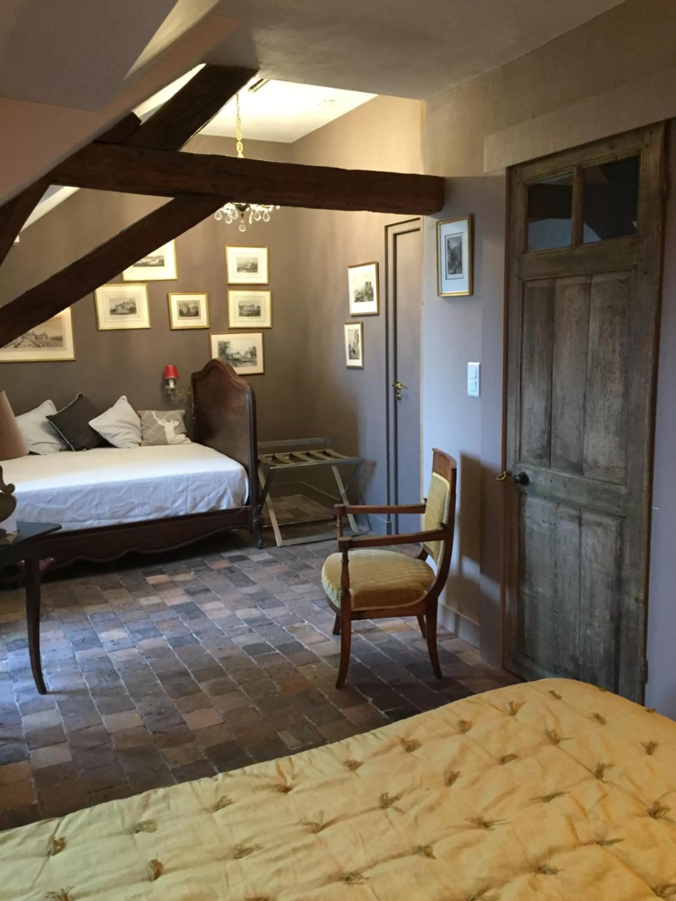 Bed in Au 16 Place Saint Louis