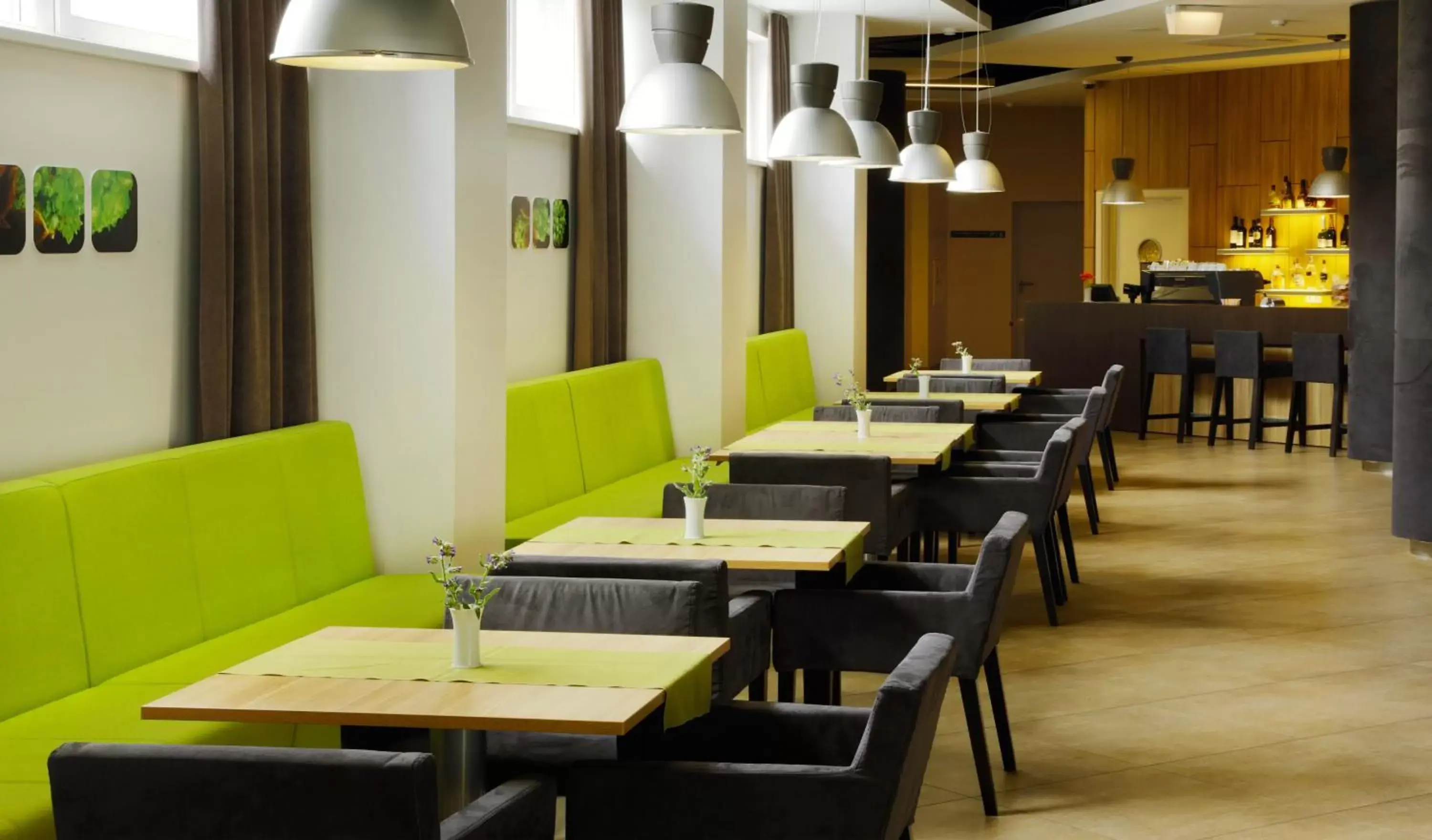 Restaurant/Places to Eat in Green Vilnius Hotel