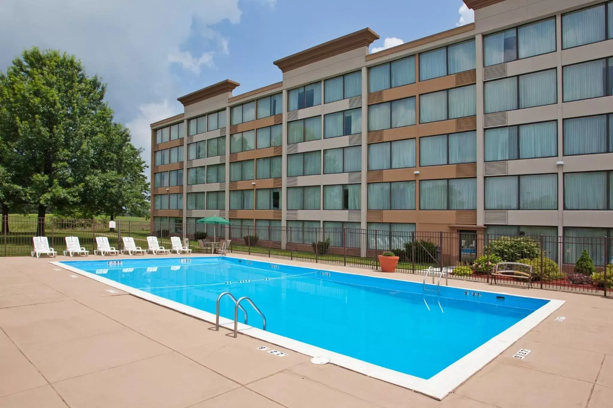 Swimming Pool in Holiday Inn Weirton-Steubenville Area