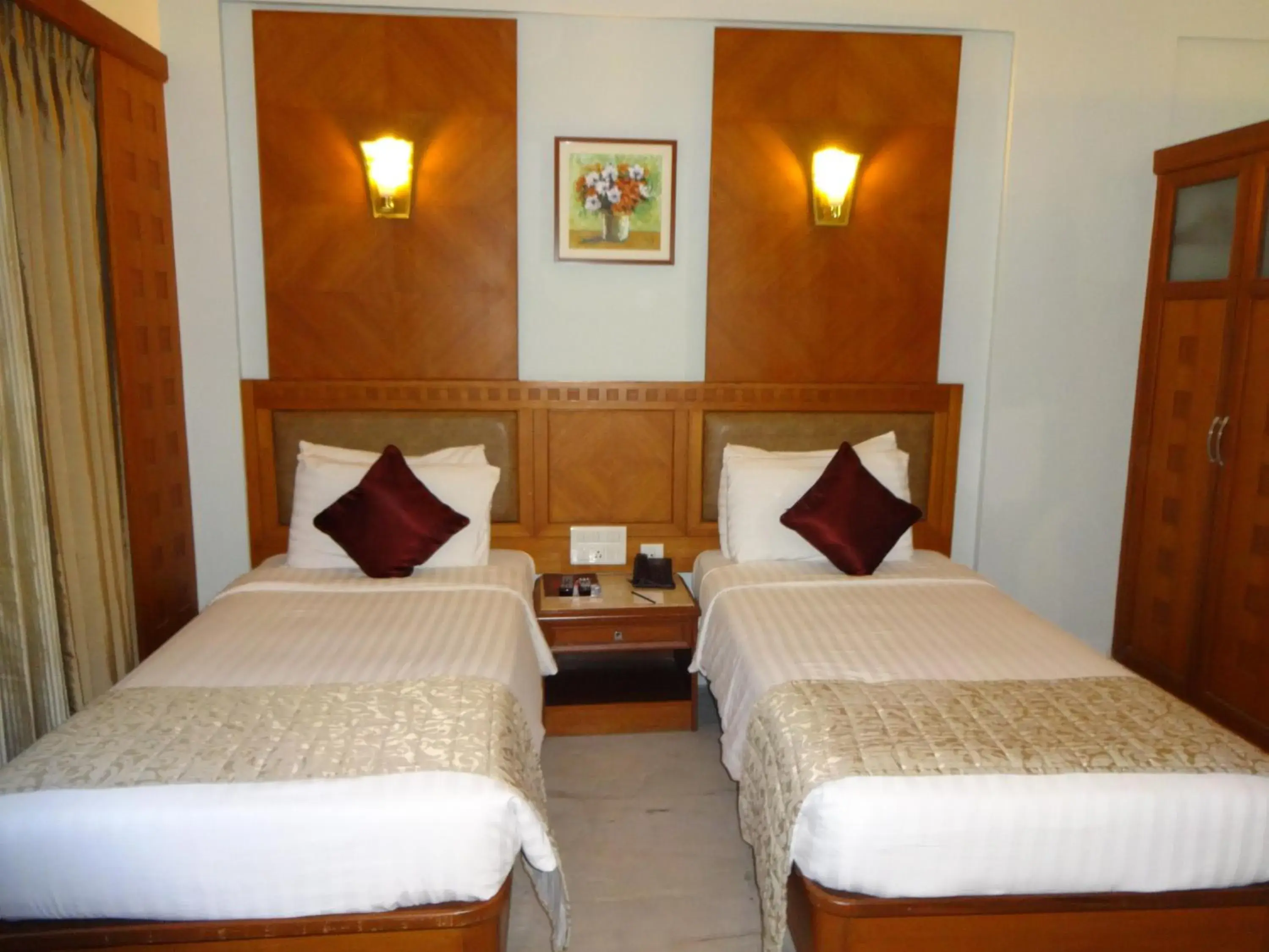 Bed in JP Hotel in Chennai