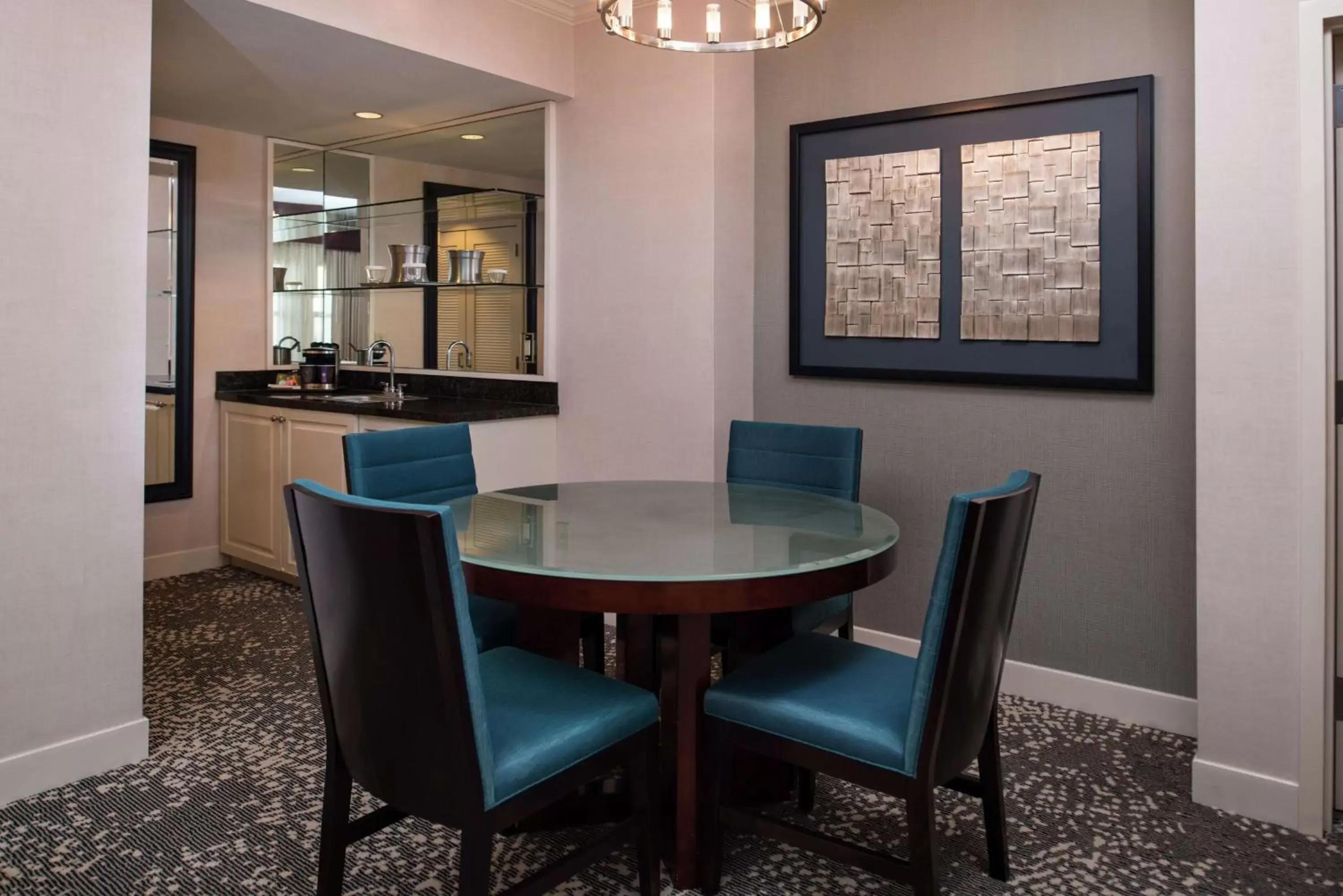 Kitchen or kitchenette, Dining Area in Hilton San Antonio Hill Country