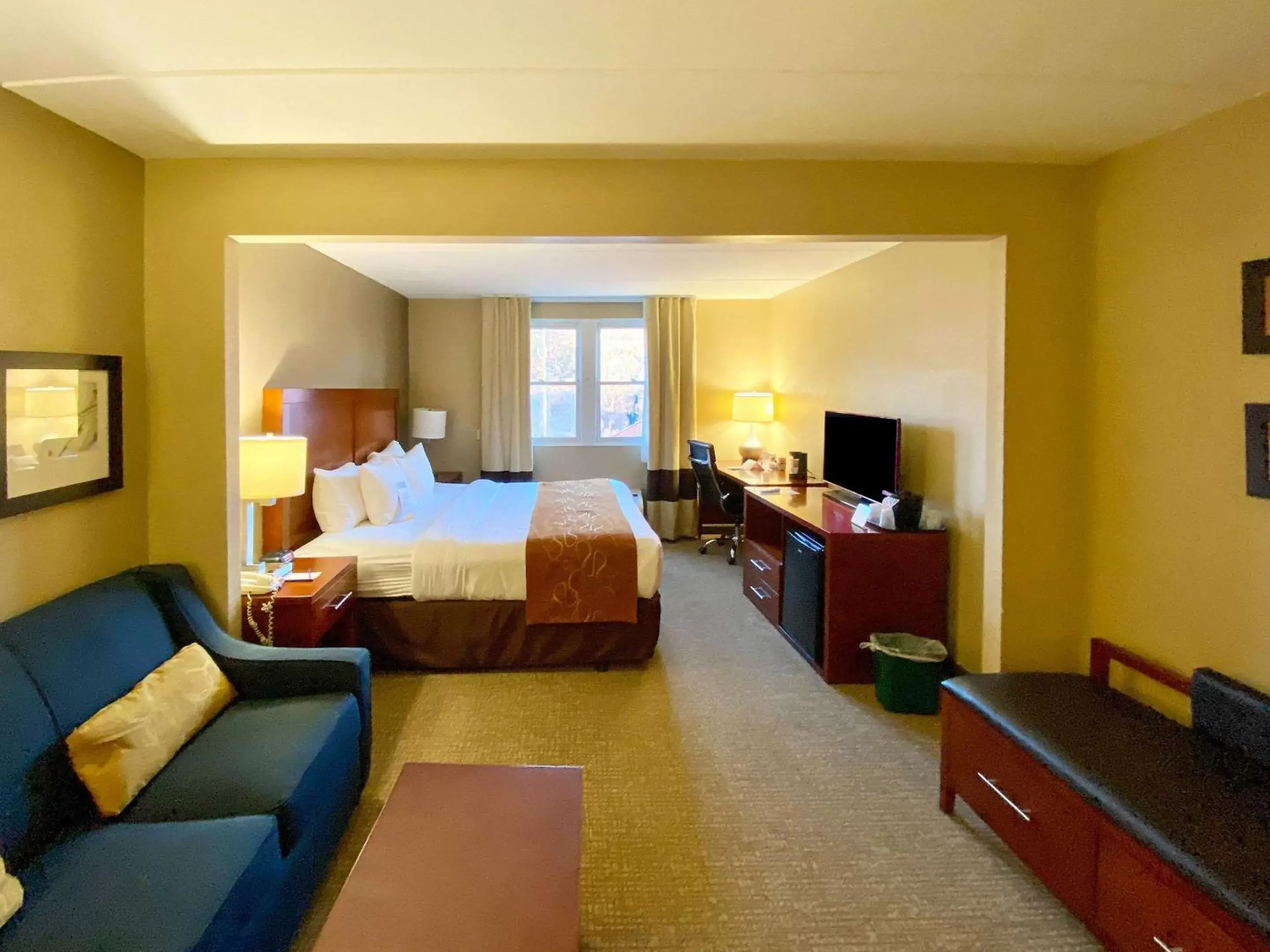 Bedroom in Comfort Suites Near Casinos Norwich-Uncasville