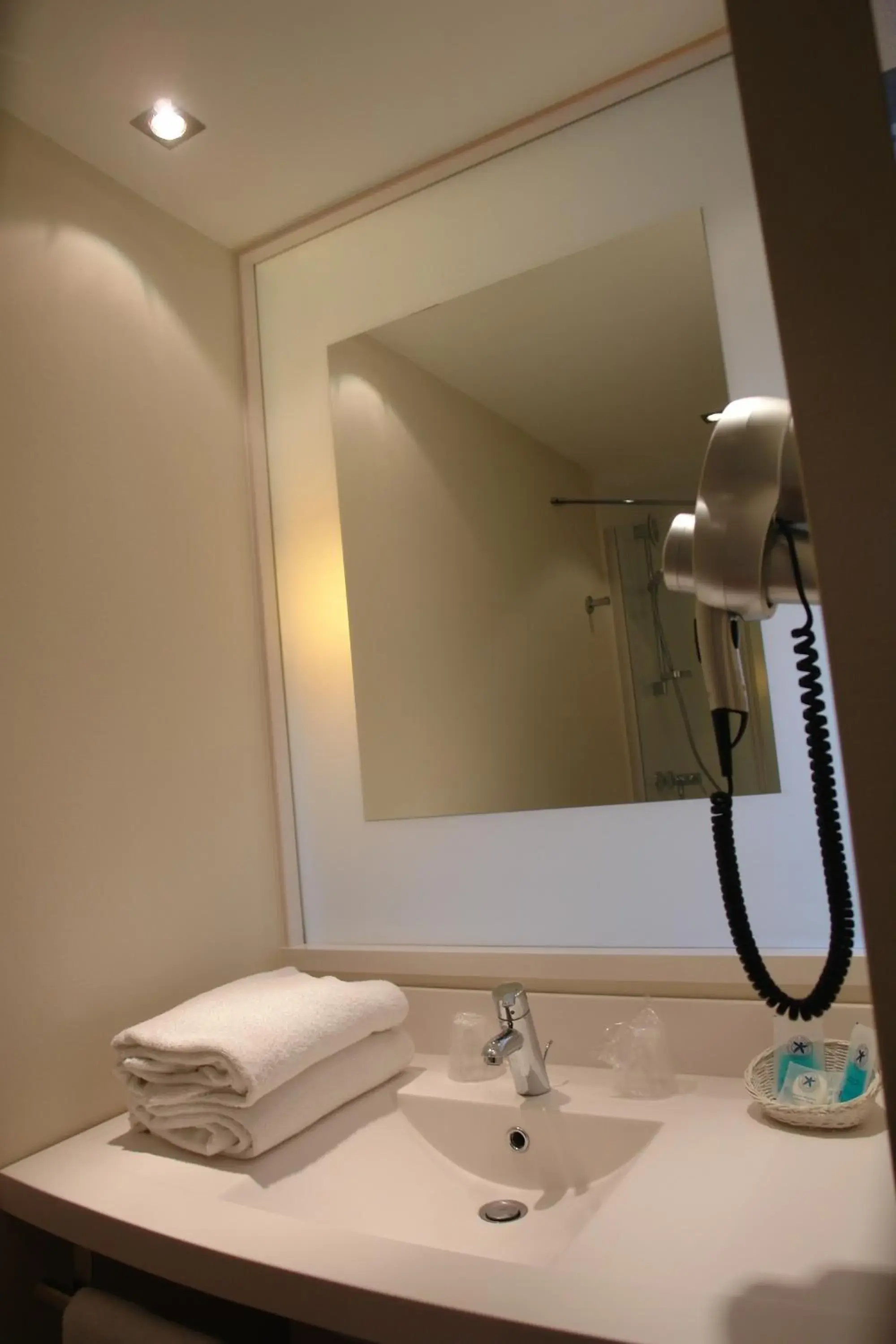 Bathroom in ibis Styles Chinon Bathroom in ibis Styles Chinon