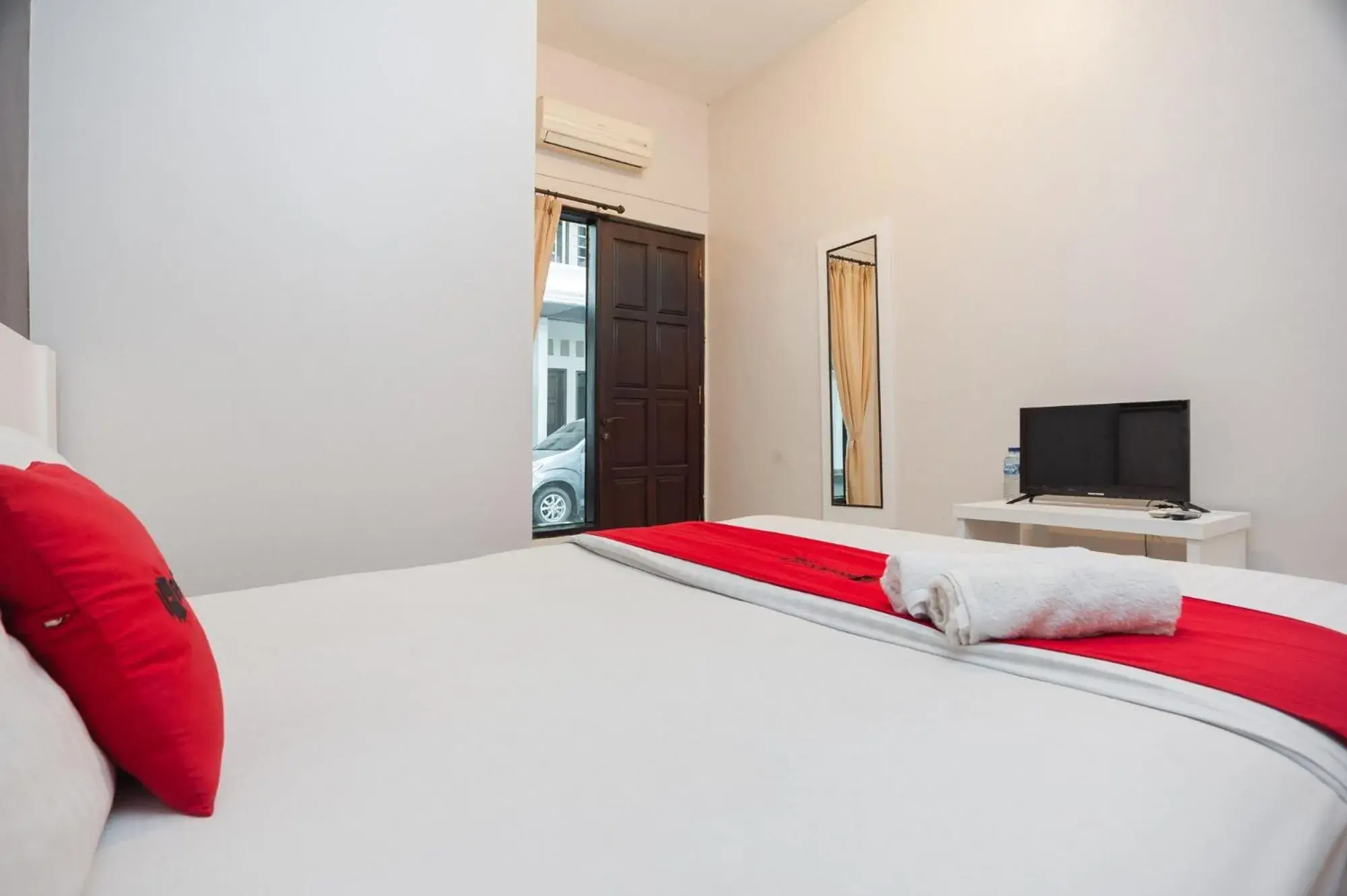 Bed in RedDoorz Syariah near Taman Air Mancur Bogor