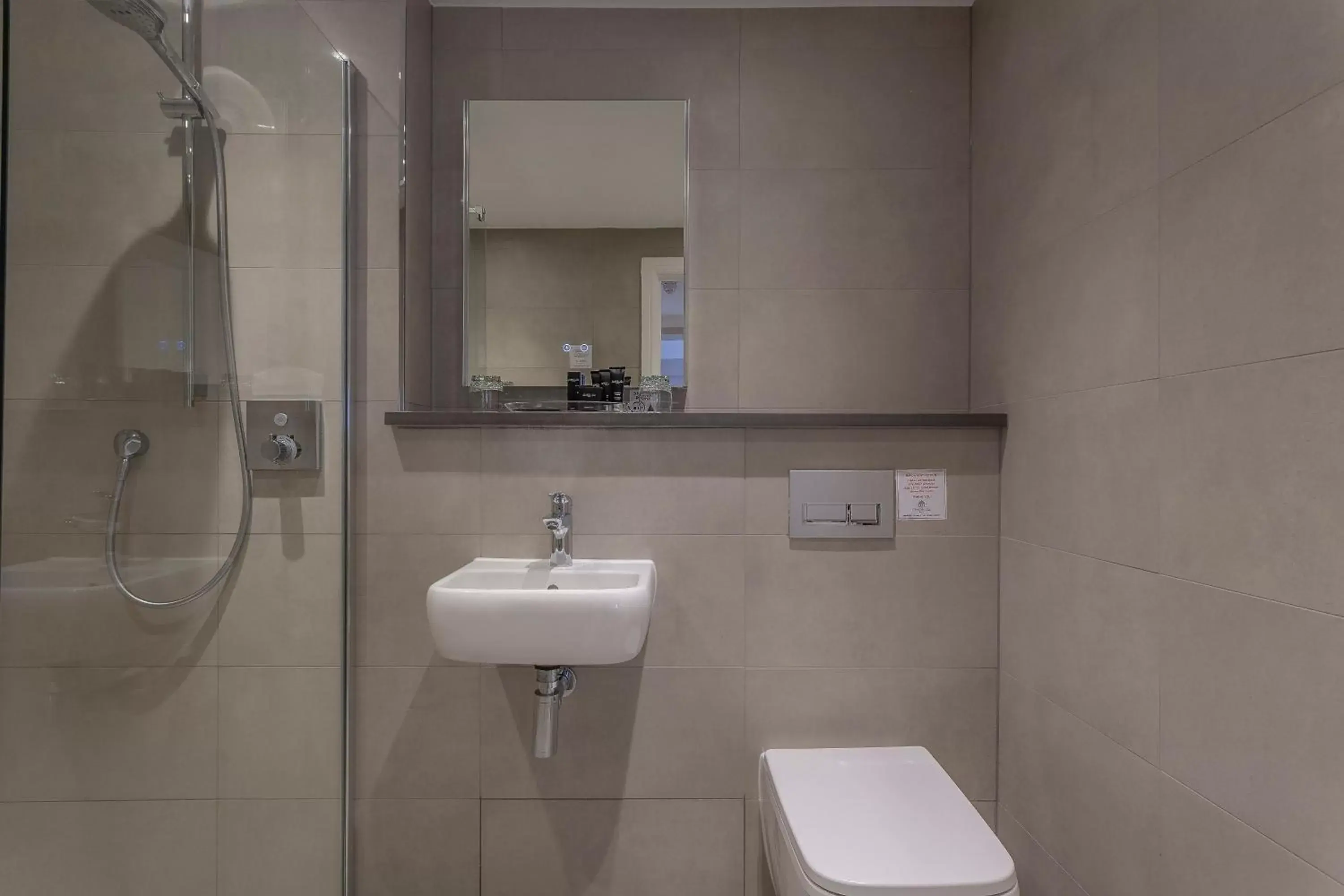 Shower, Bathroom in Oatlands Park Hotel