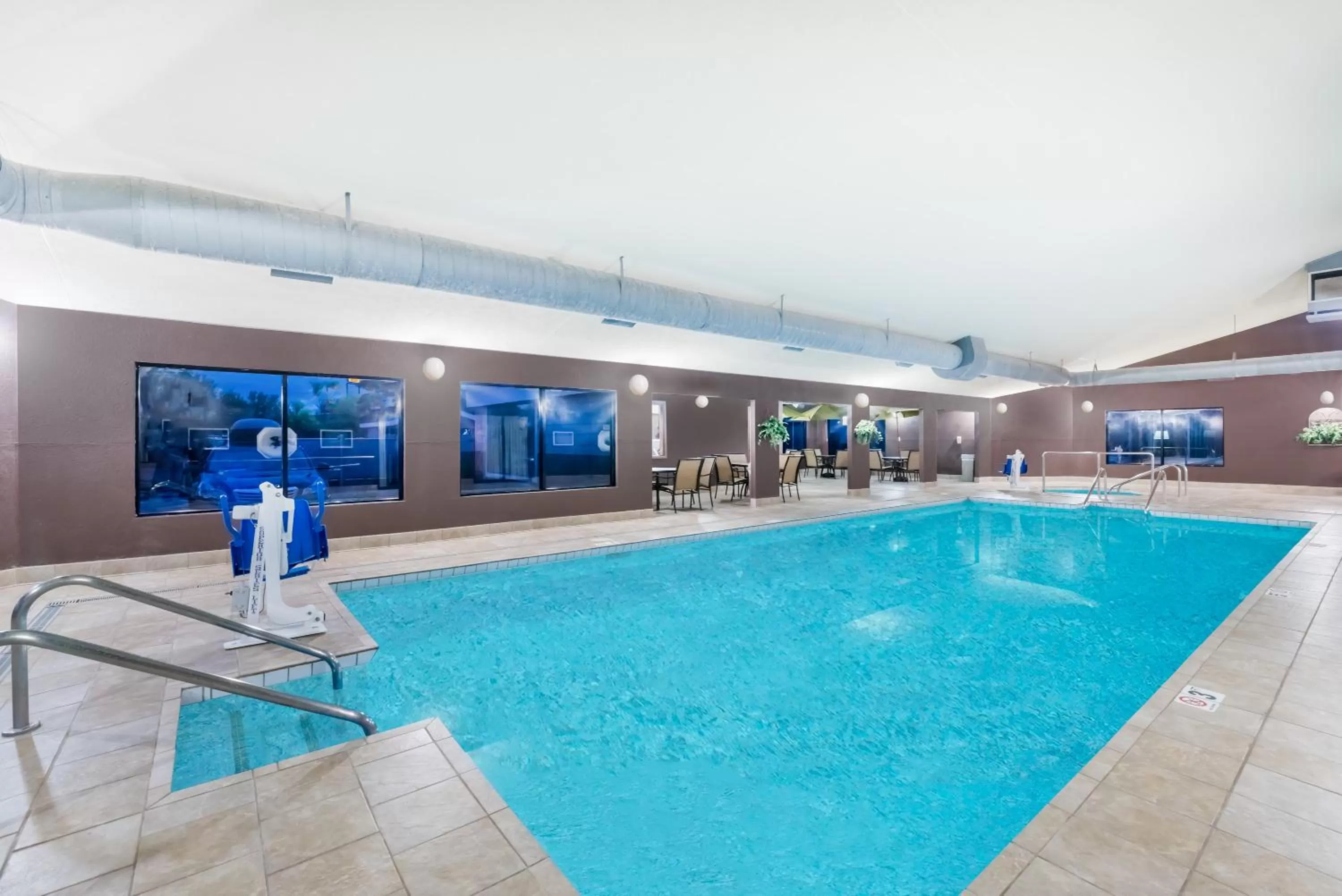 Swimming pool in Days Inn by Wyndham Bismarck