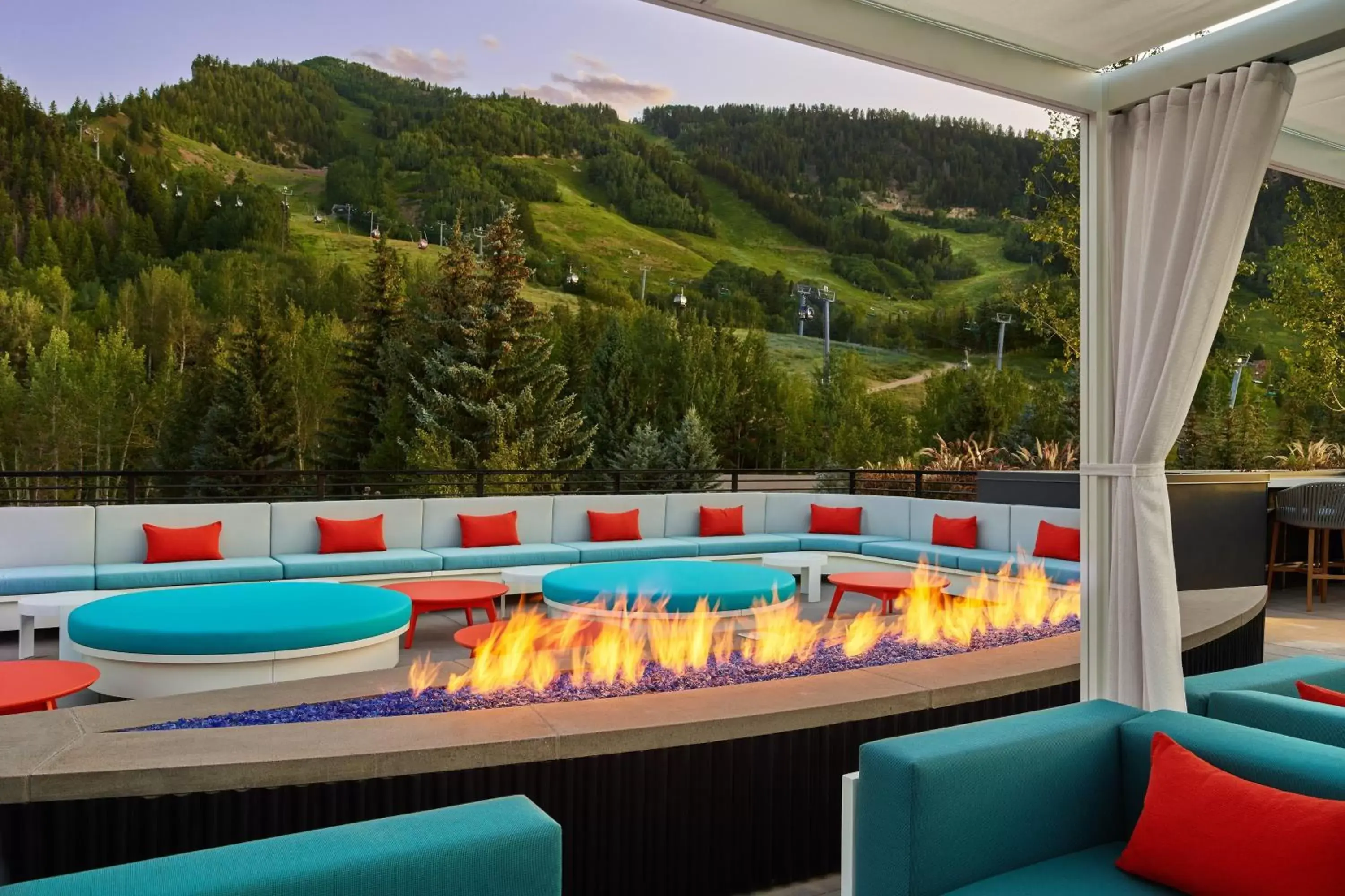 Restaurant/places to eat, Pool View in W Aspen