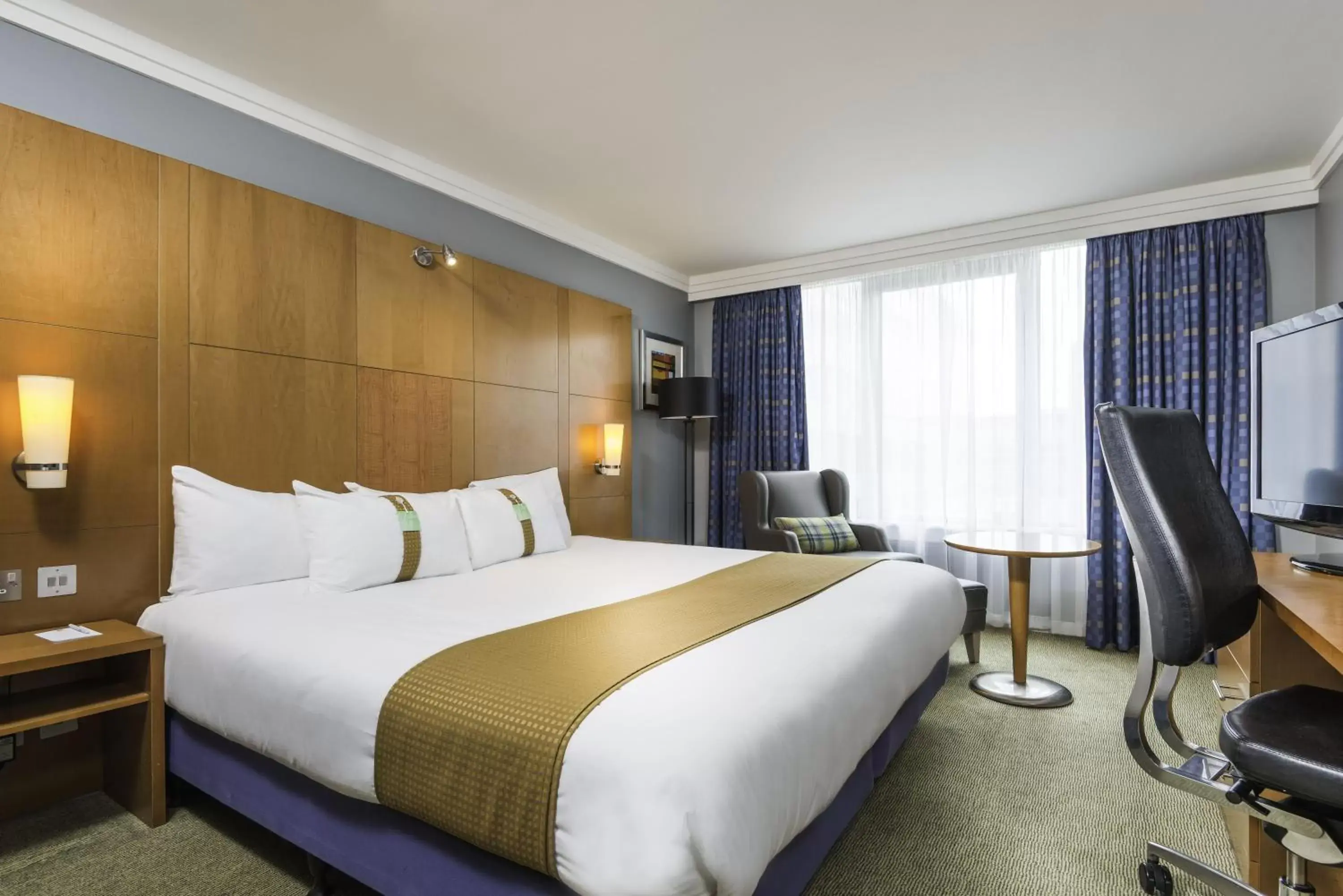 Photo of the whole room, Bed in Holiday Inn Milton Keynes Central, an IHG Hotel