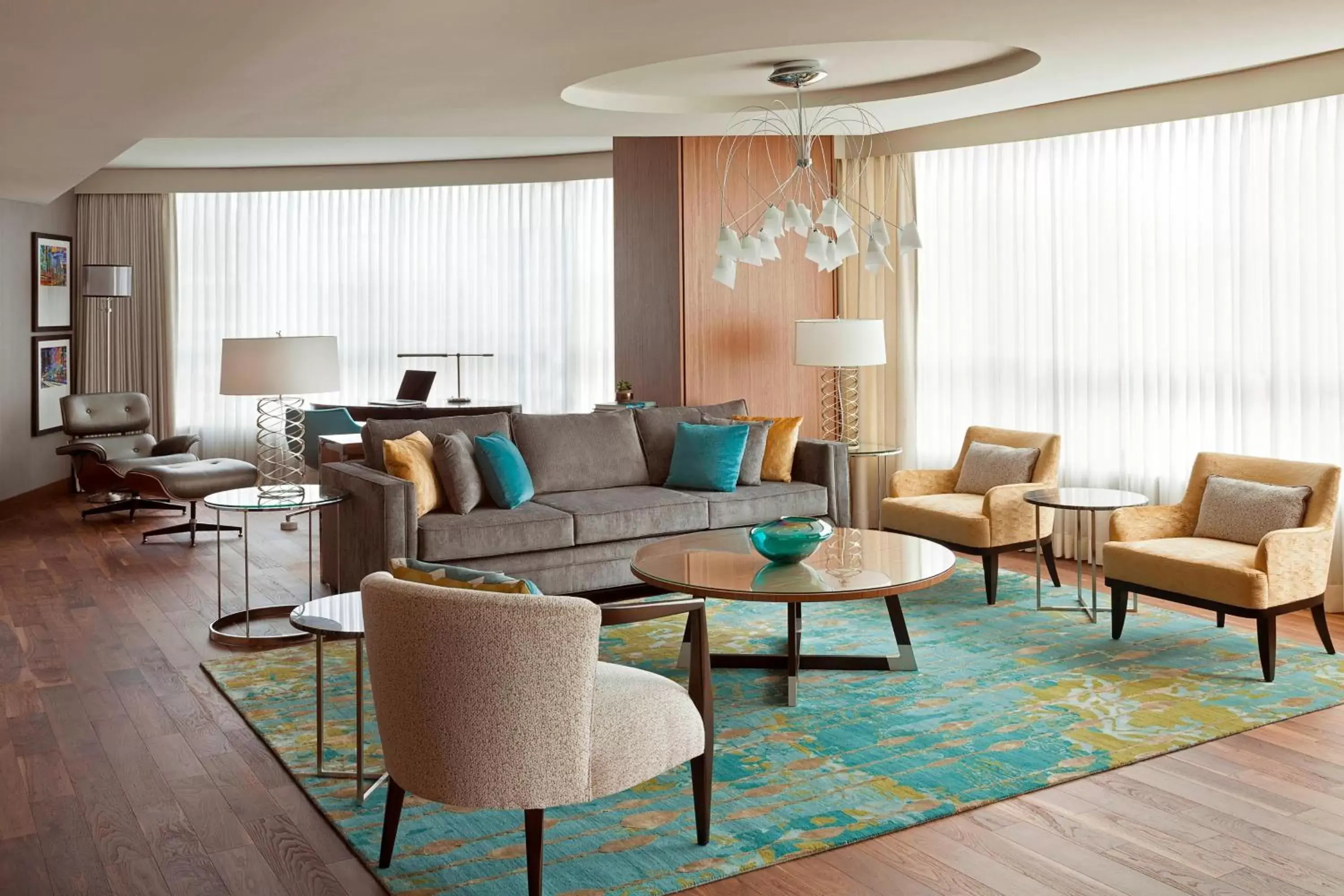 Living room, Seating Area in Vancouver Marriott Pinnacle Downtown Hotel