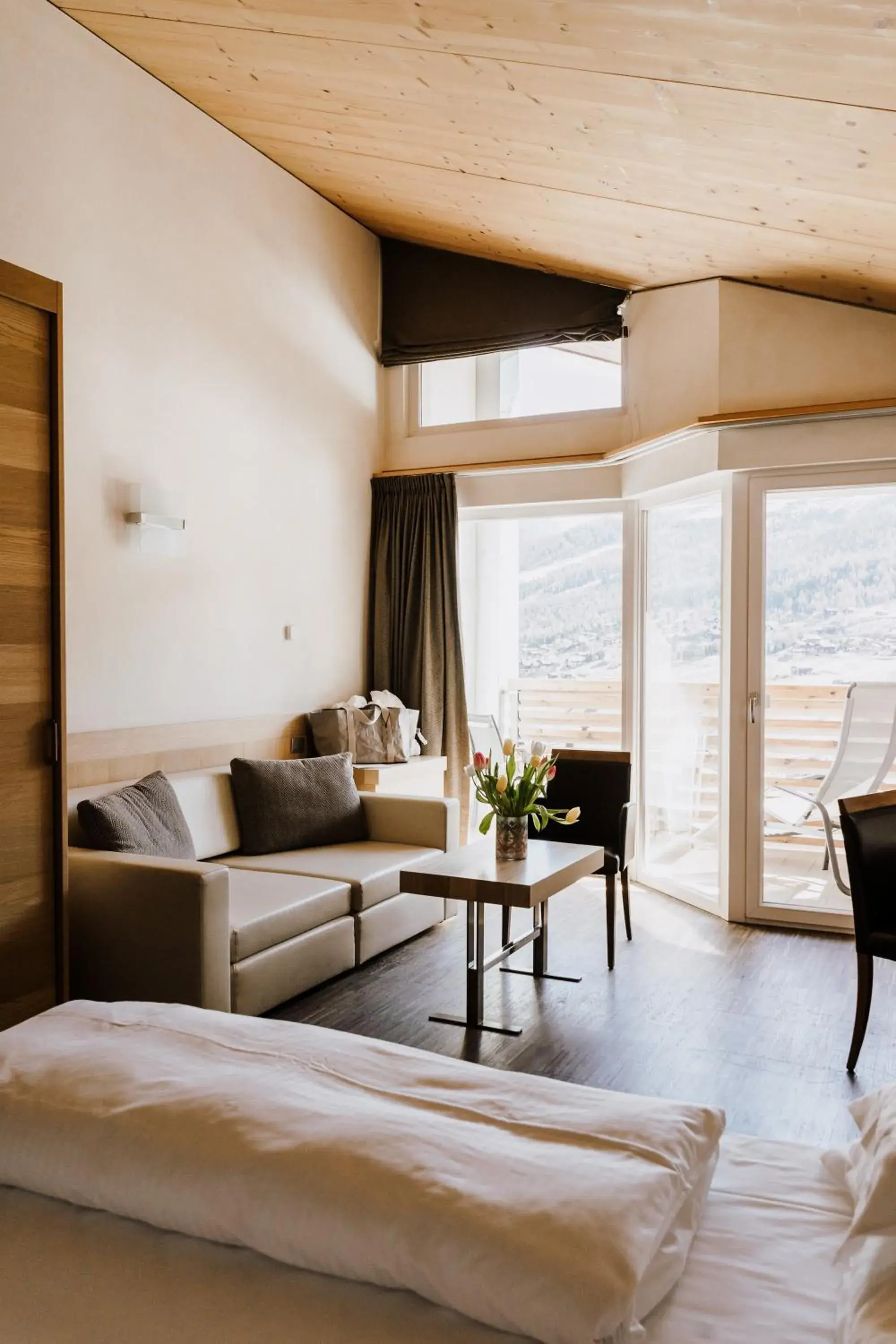 Bed, Seating Area in Hotel Lac Salin Spa & Mountain Resort