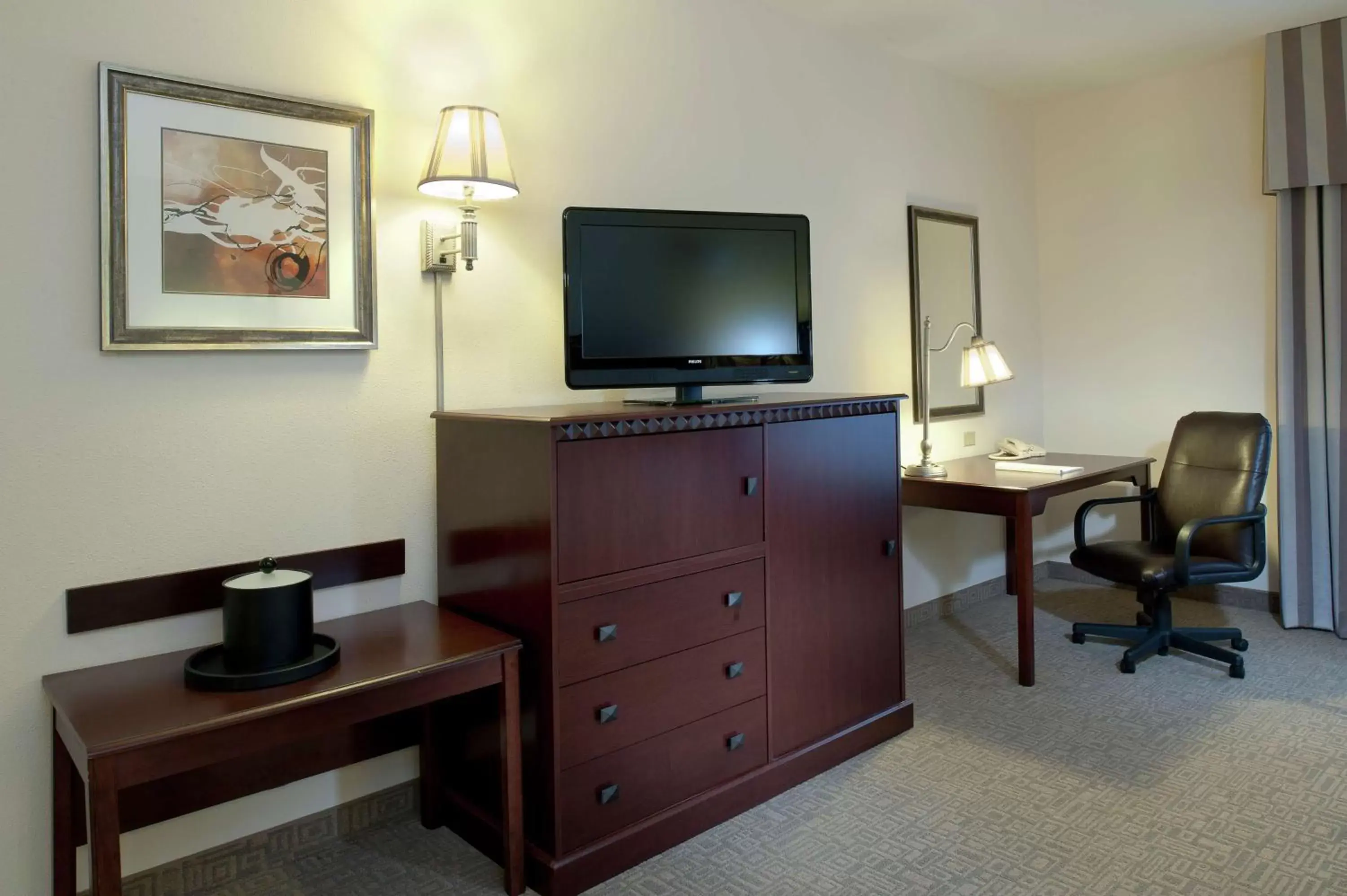 Bedroom, TV/Entertainment Center in Hampton Inn & Suites Prescott Valley