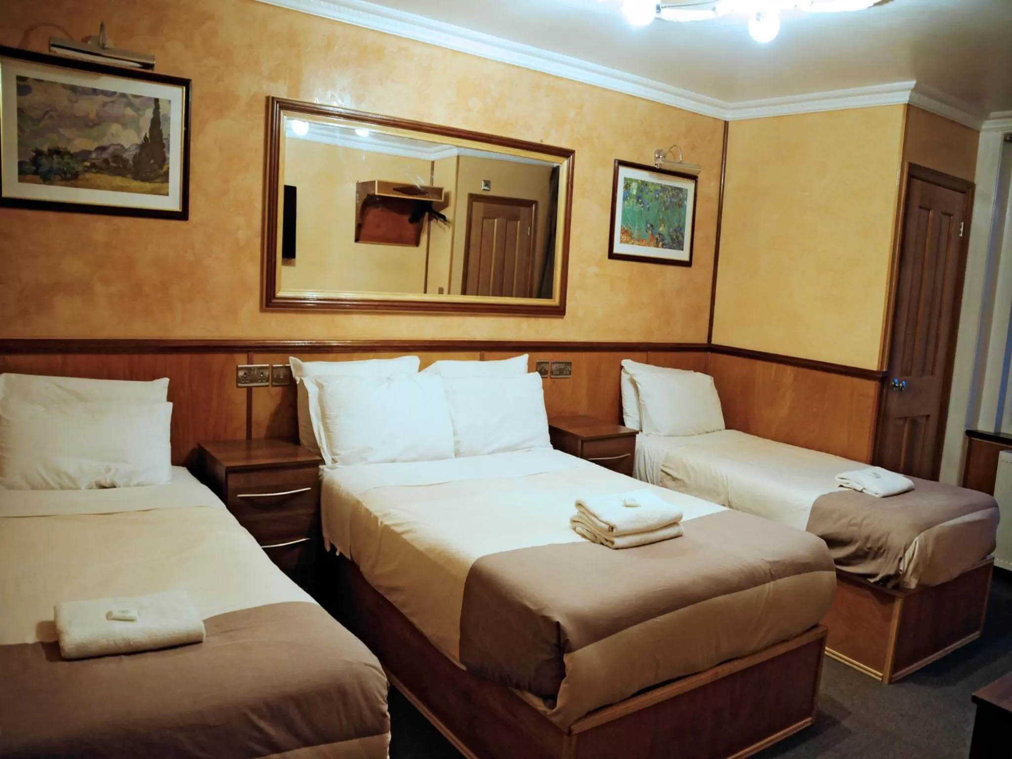 Photo of the whole room, Bed in Cricklewood Lodge Hotel