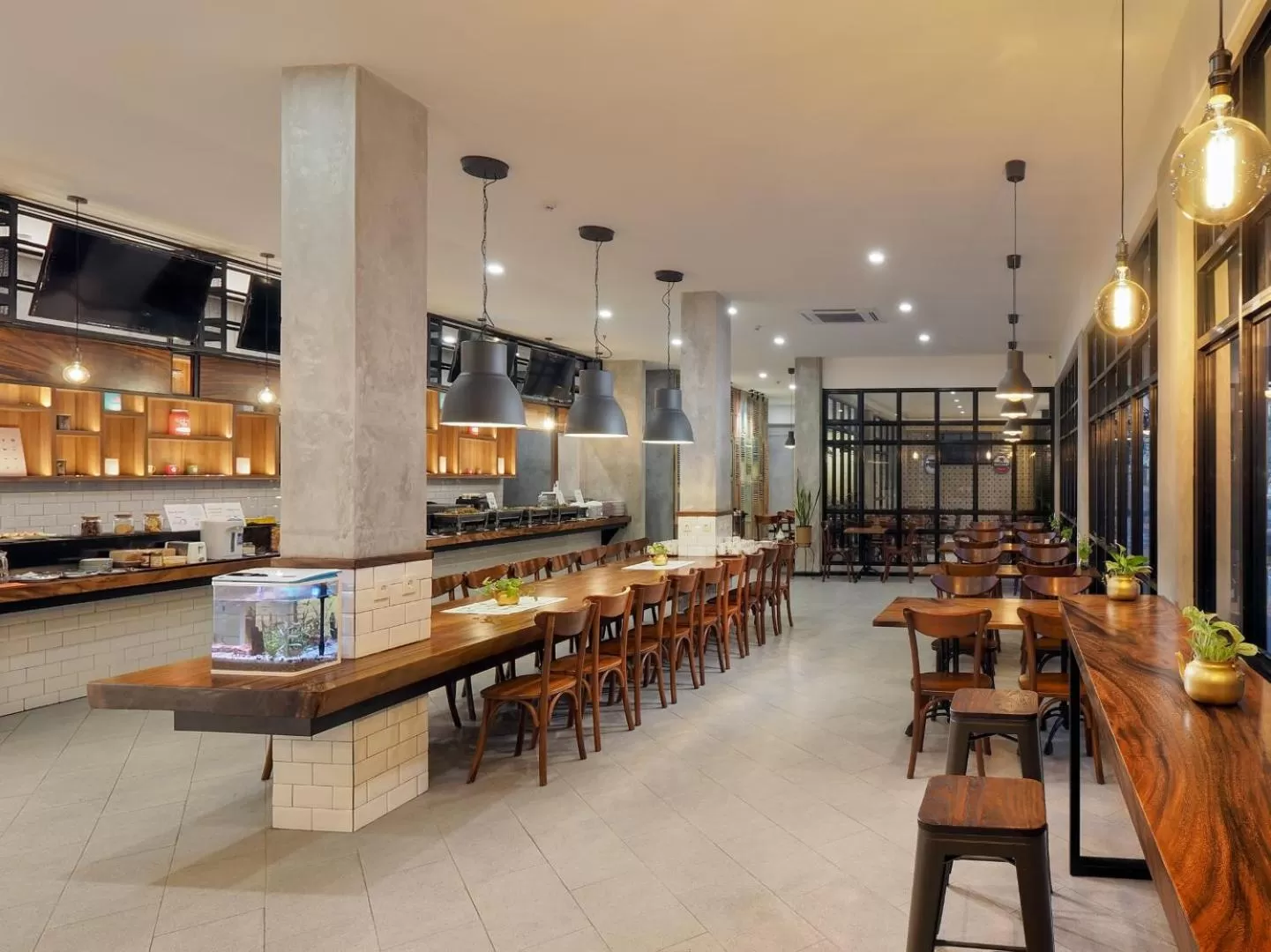 Restaurant/places to eat in Kama Hotel