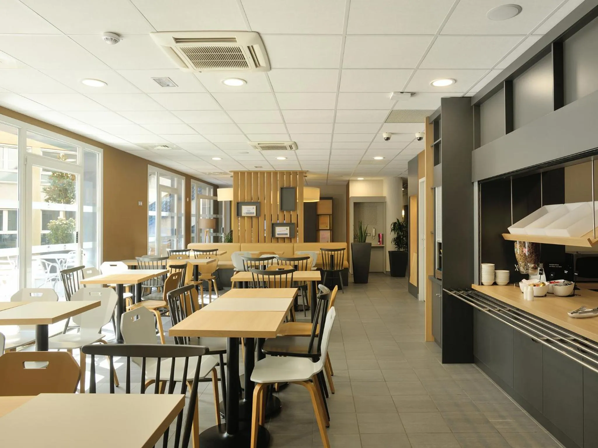 Restaurant/places to eat in B&B HOTEL Lyon Caluire Cité Internationale