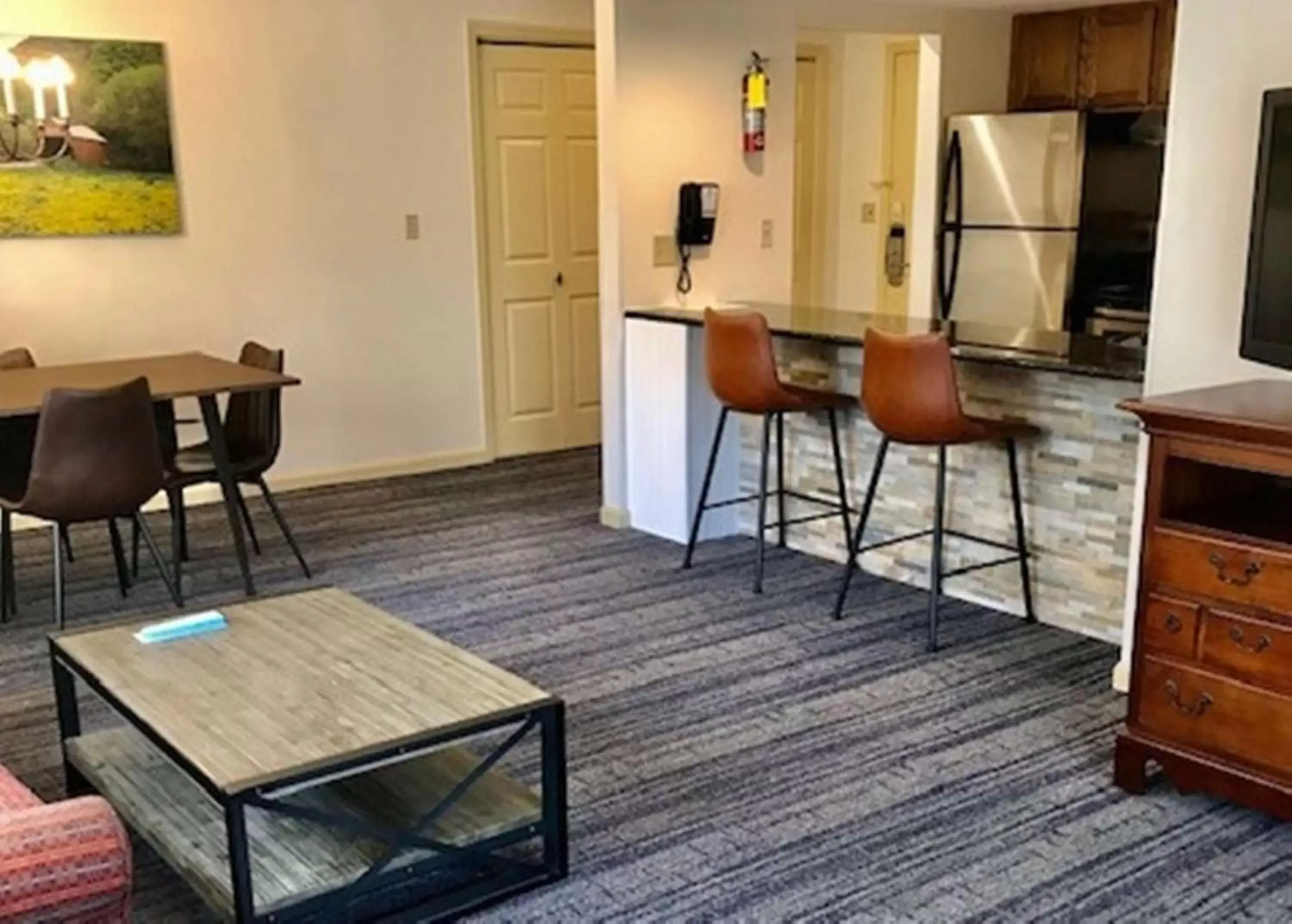 Photo of the whole room, Dining Area in Best Western Inn & Suites Rutland-Killington