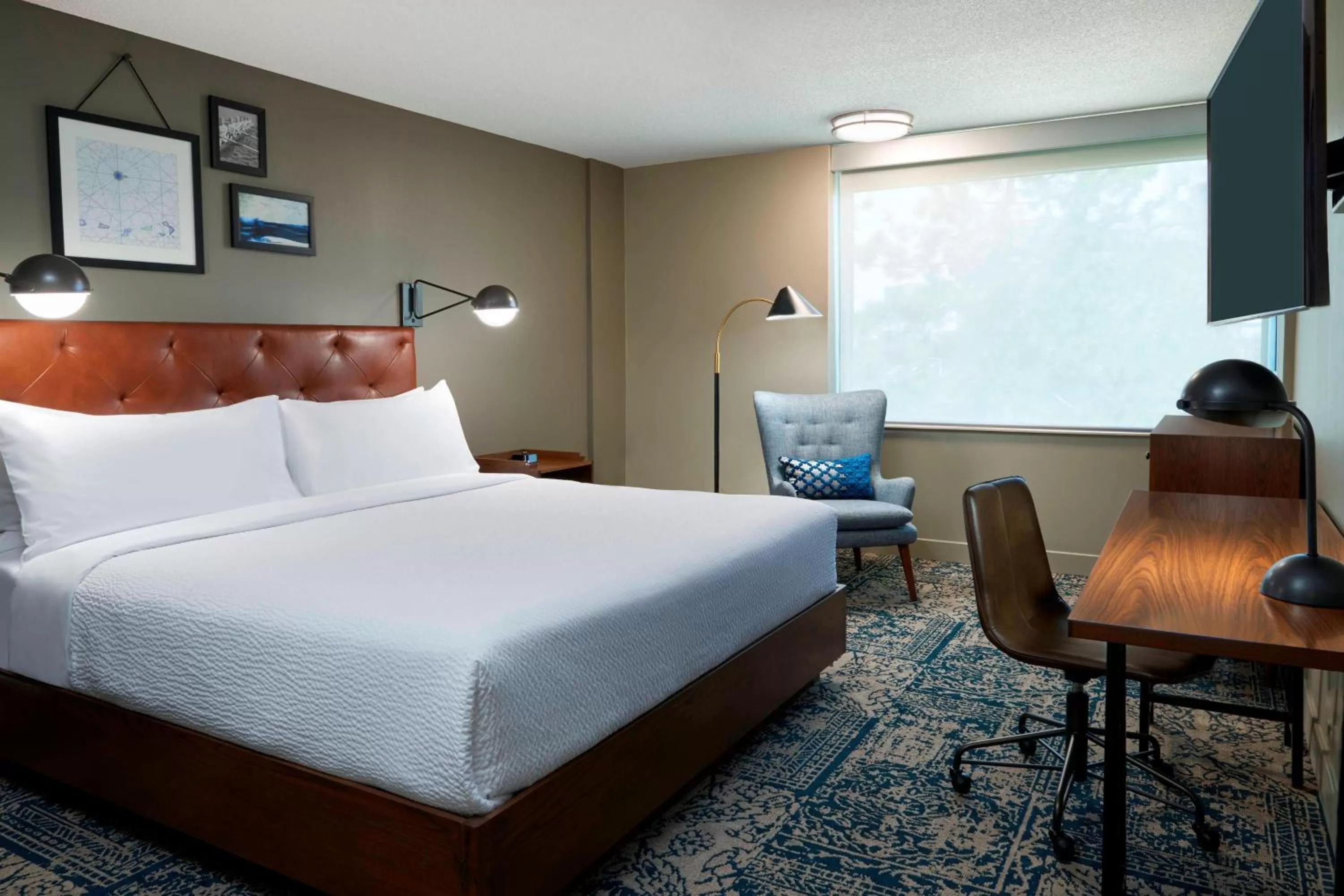 Photo of the whole room, Bed in Four Points by Sheraton Toronto Airport