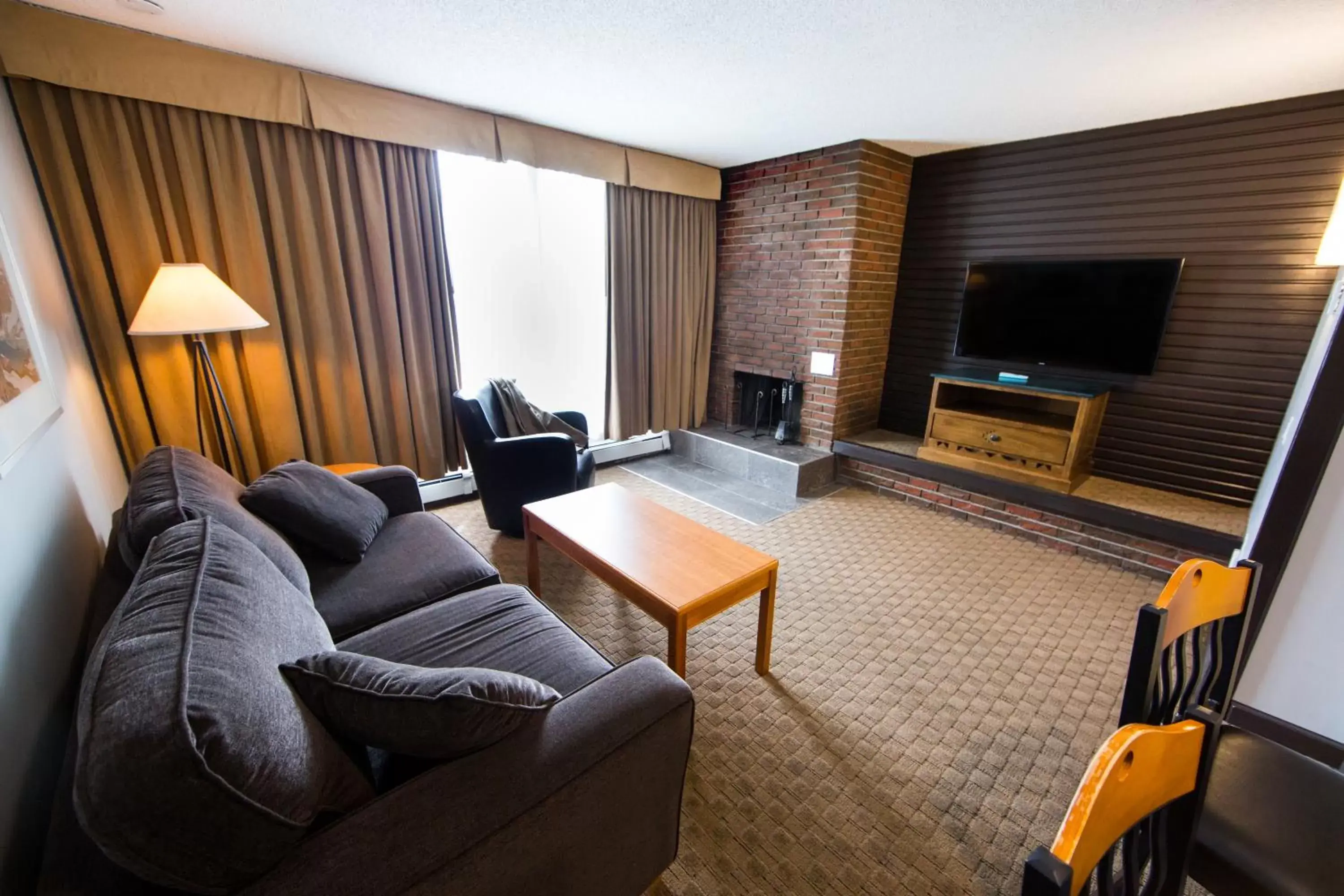 Seating Area in Jasper Inn & Suites by INNhotels