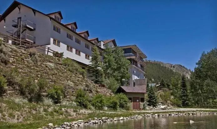 Pets, Property Building in Monarch Mountain Lodge