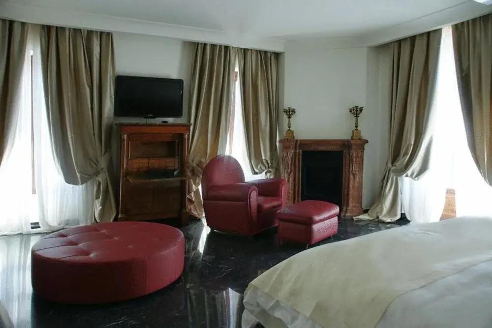 Bed, Seating Area in Hotel Metropole Taormina