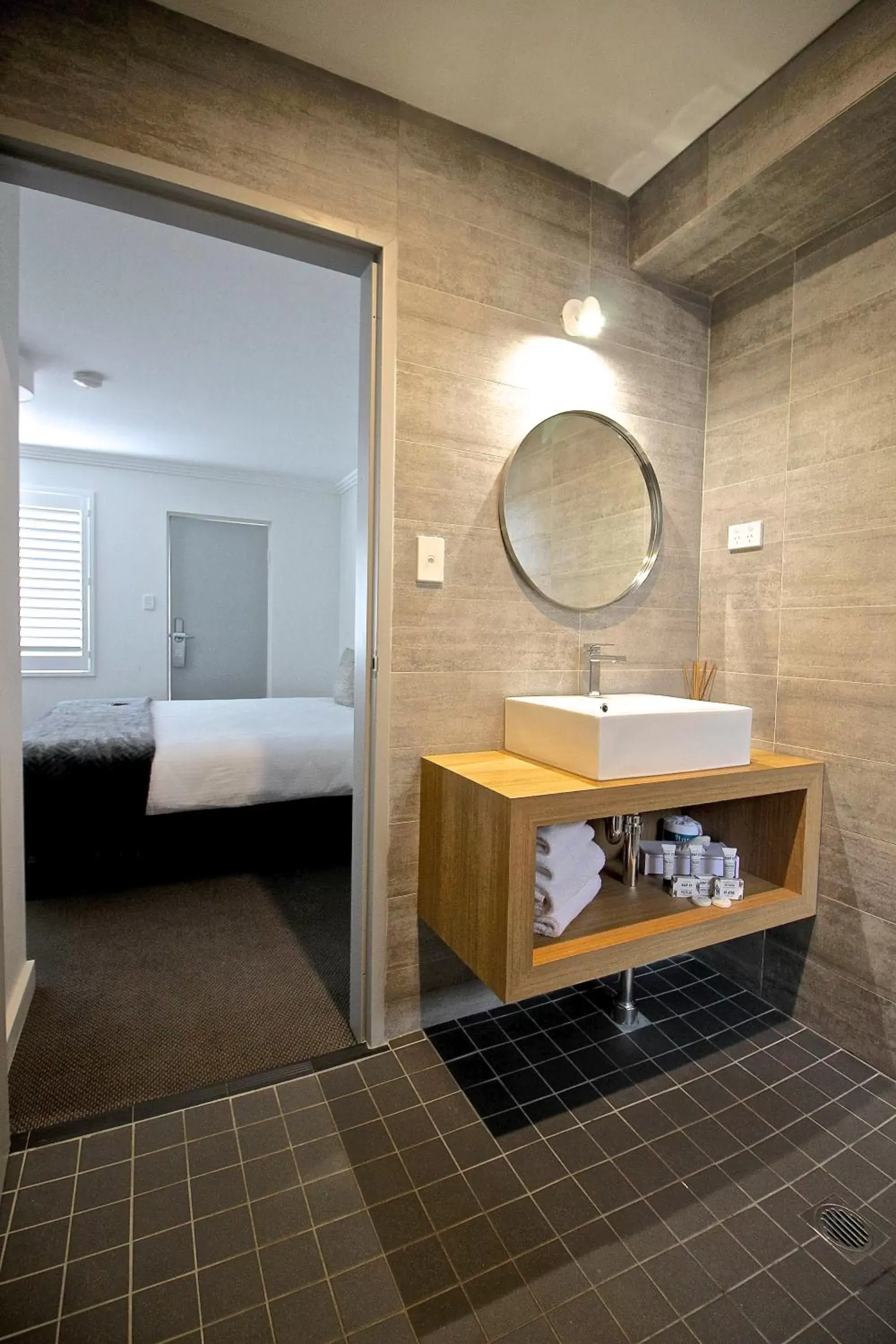 Bathroom in Quays Hotel