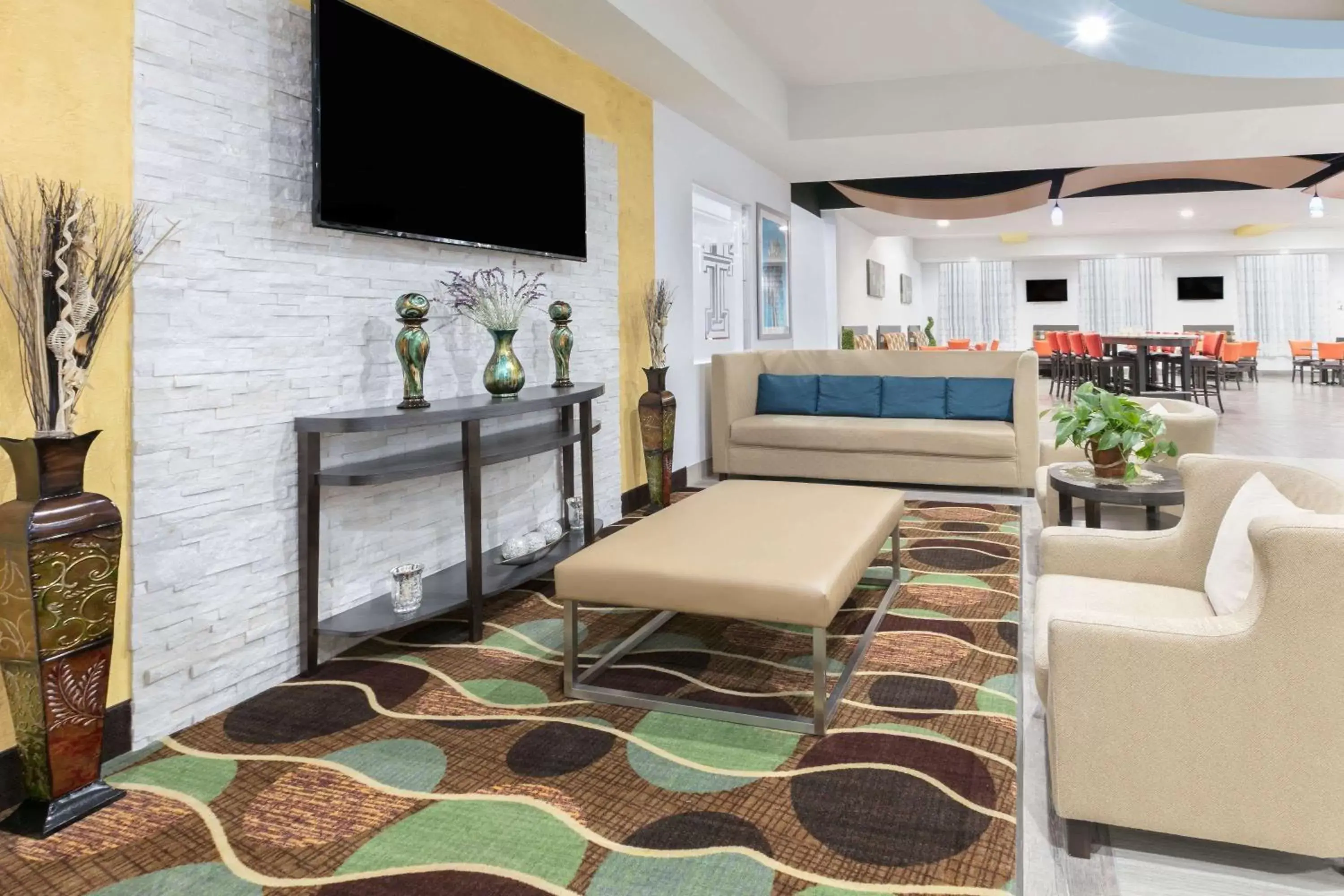 Lobby or reception in Days Inn & Suites by Wyndham Lubbock Medical Center