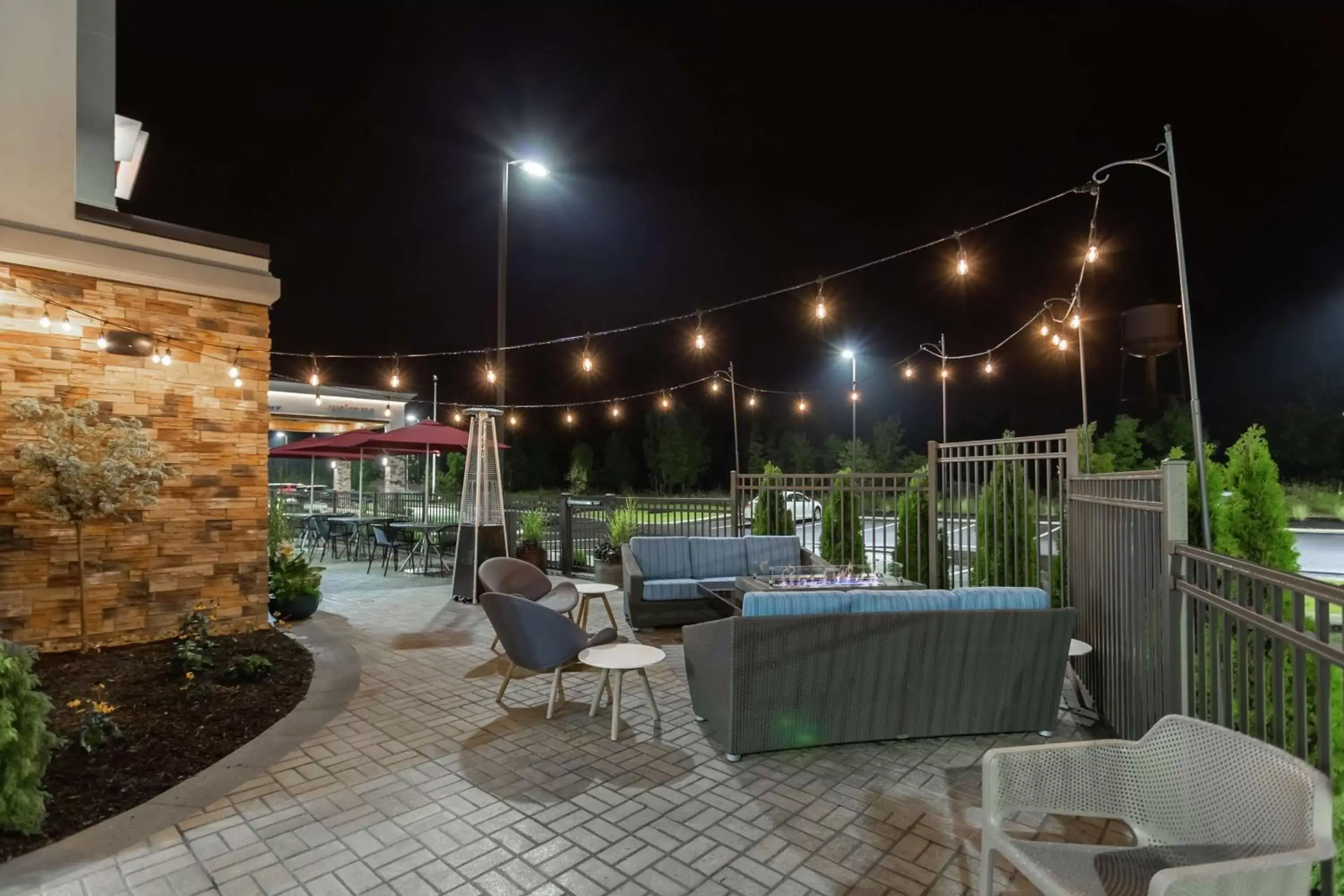 Patio, Restaurant/Places to Eat in Hampton Inn Madison, OH