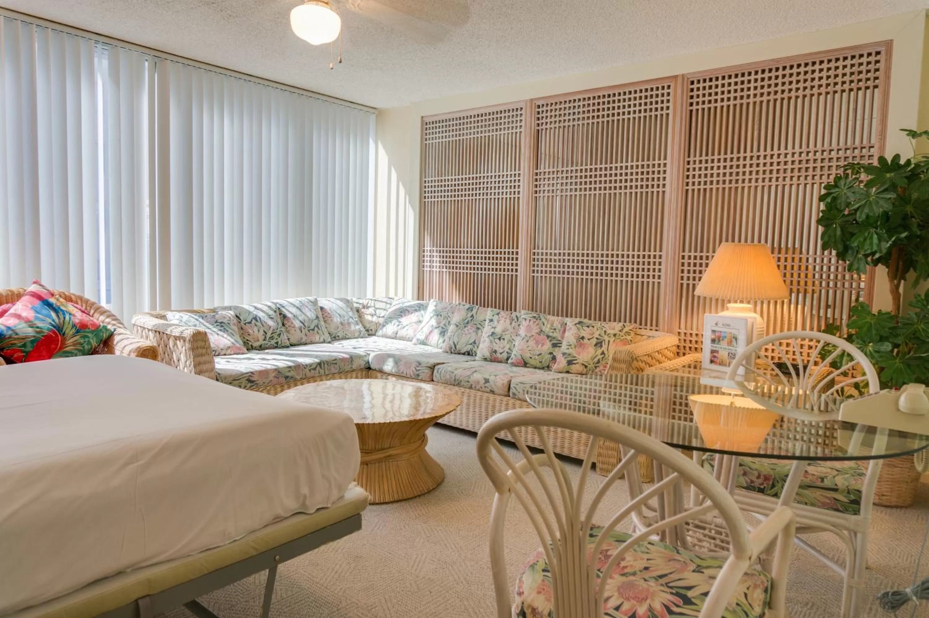 Living room, Bed in Kuhio Banyan Hotel (with Kitchenettes)