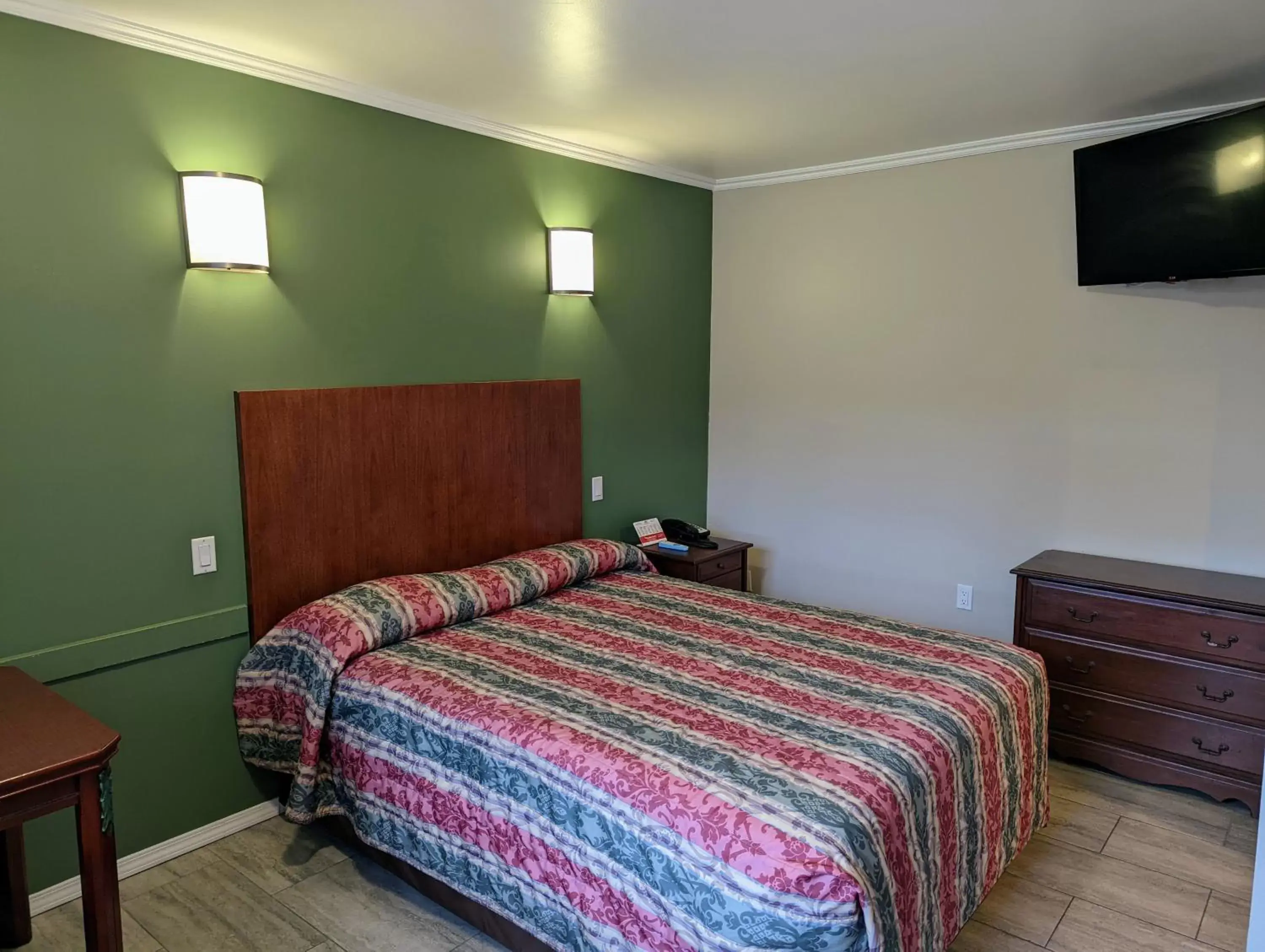 Bed in Americas Best Value Inn Oxnard-Port Hueneme