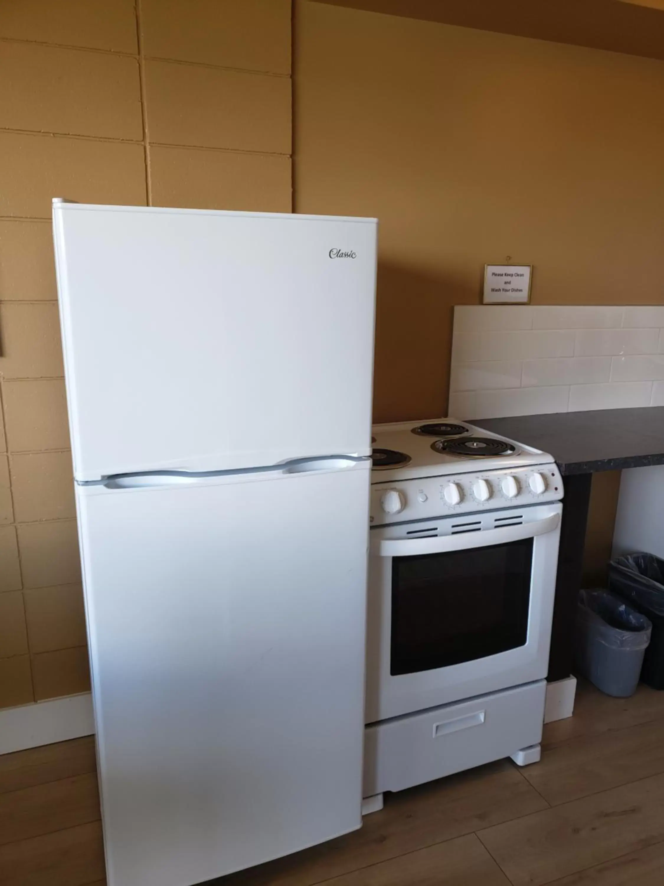 Kitchen/Kitchenette in Above Tide Motel