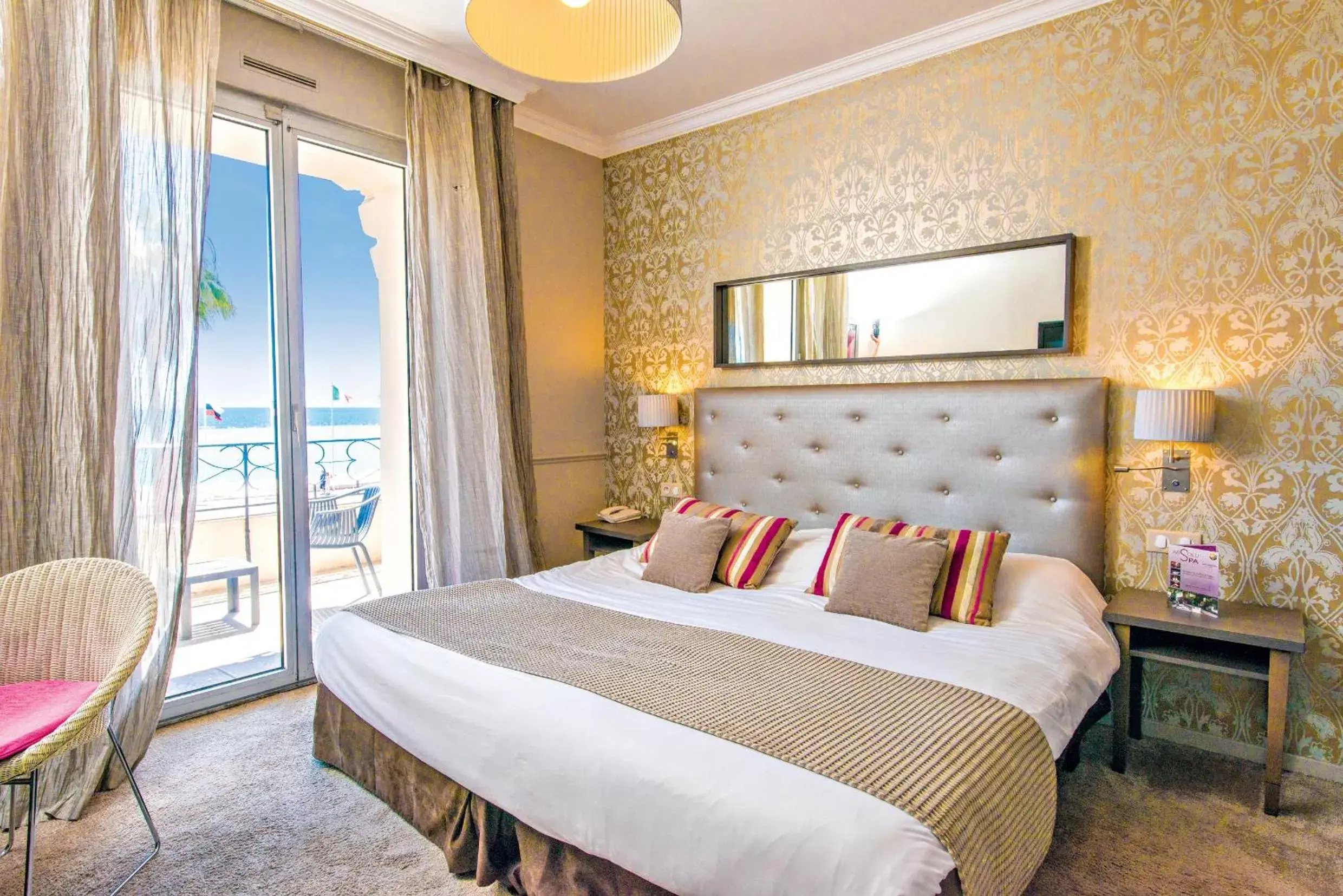 Bedroom, Bed in Hôtel Le Royal Promenade des Anglais