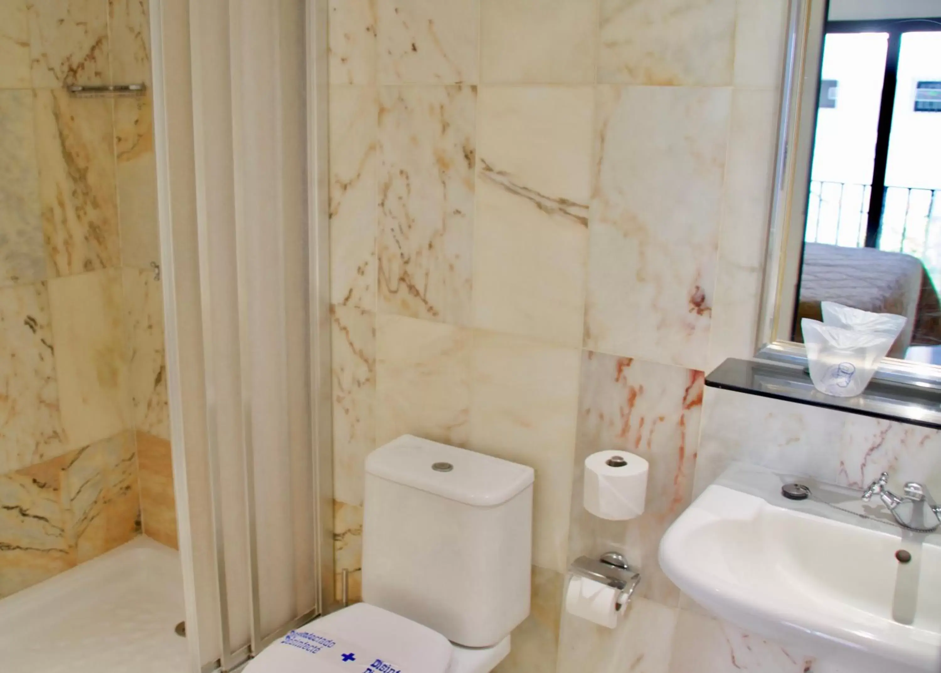 Shower, Bathroom in Hollywood Mirage - Excel Hotels & Resorts