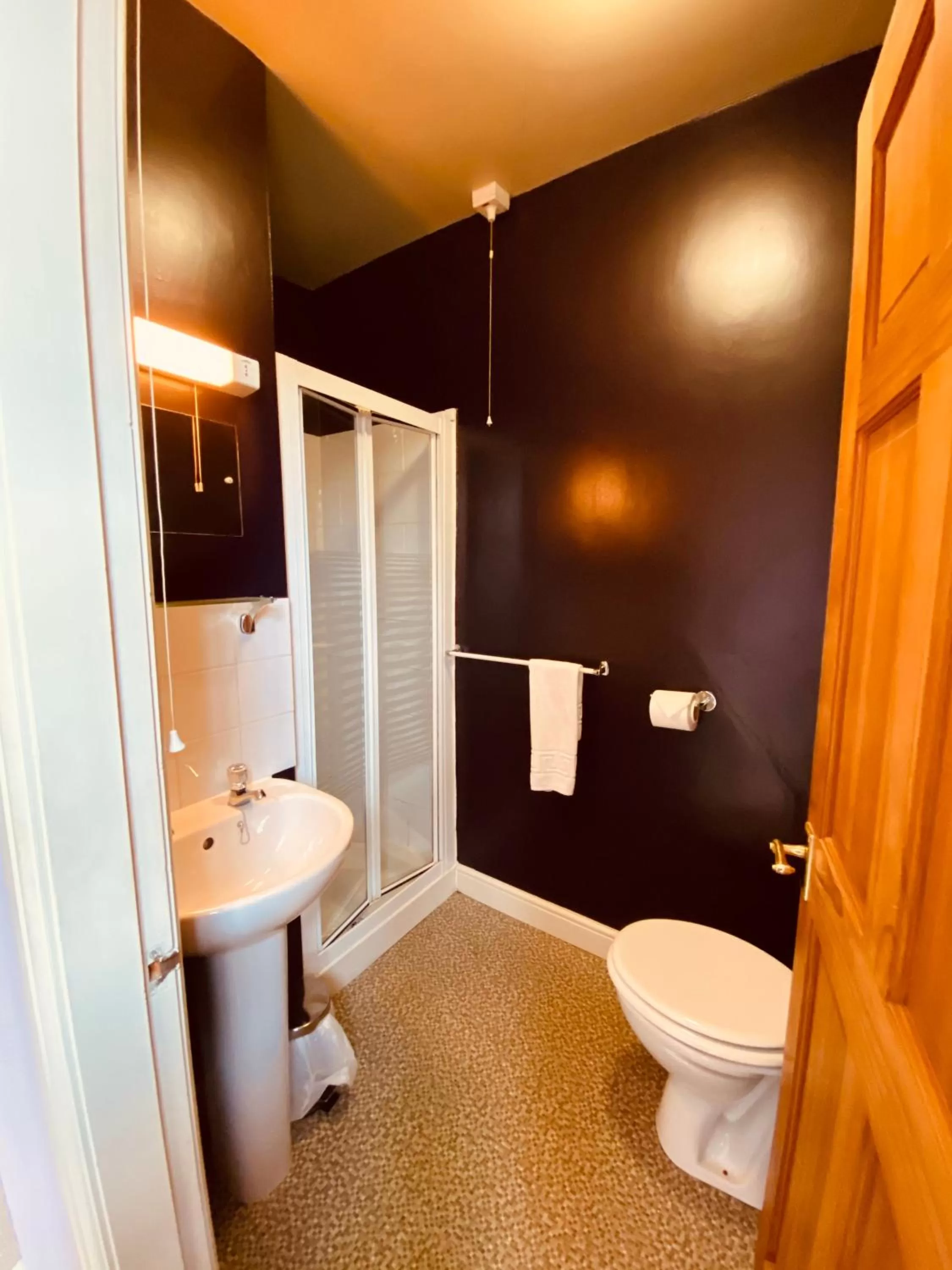 Bathroom in Kings Head Hotel