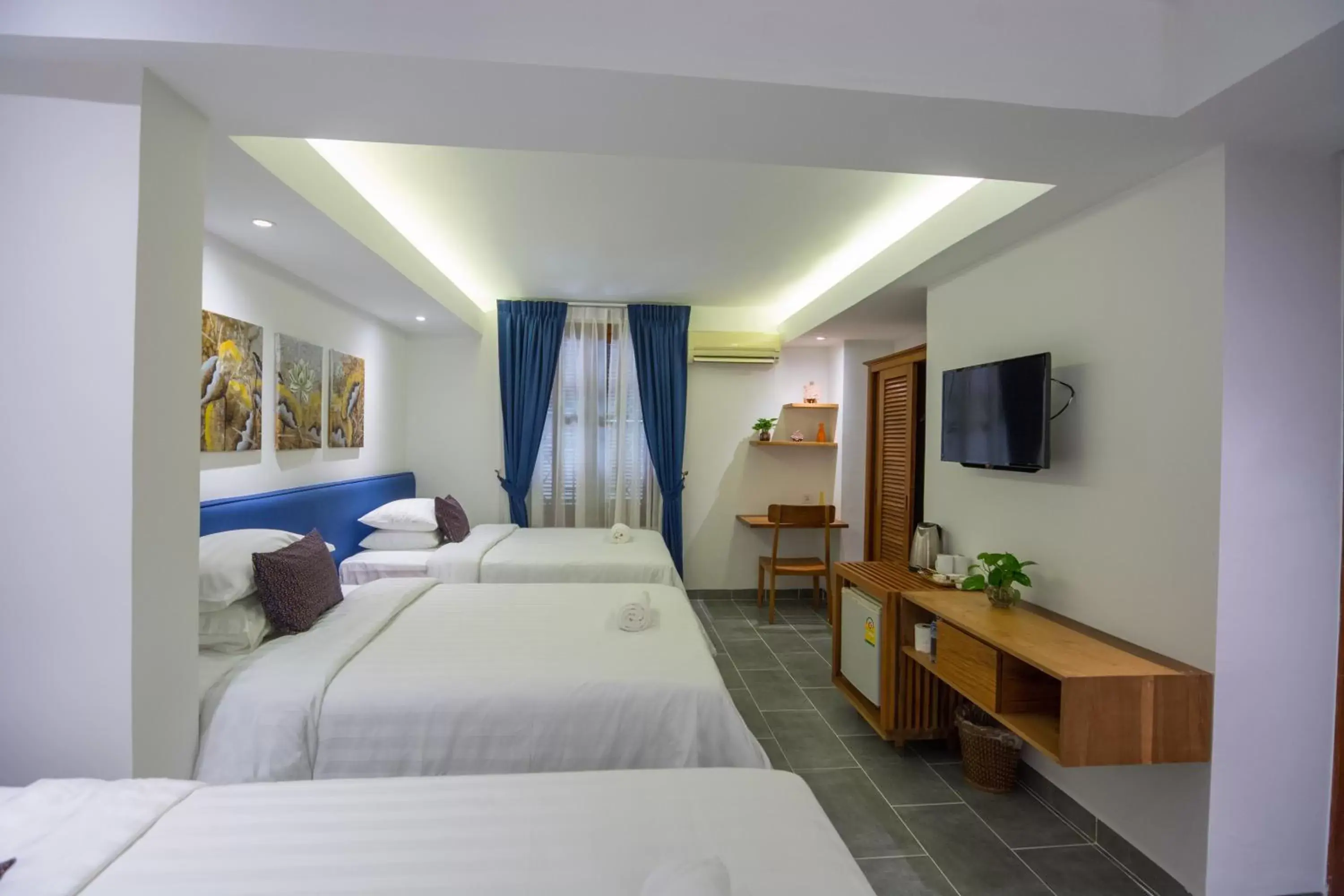 Staff, Bed in Neth Socheata Hotel