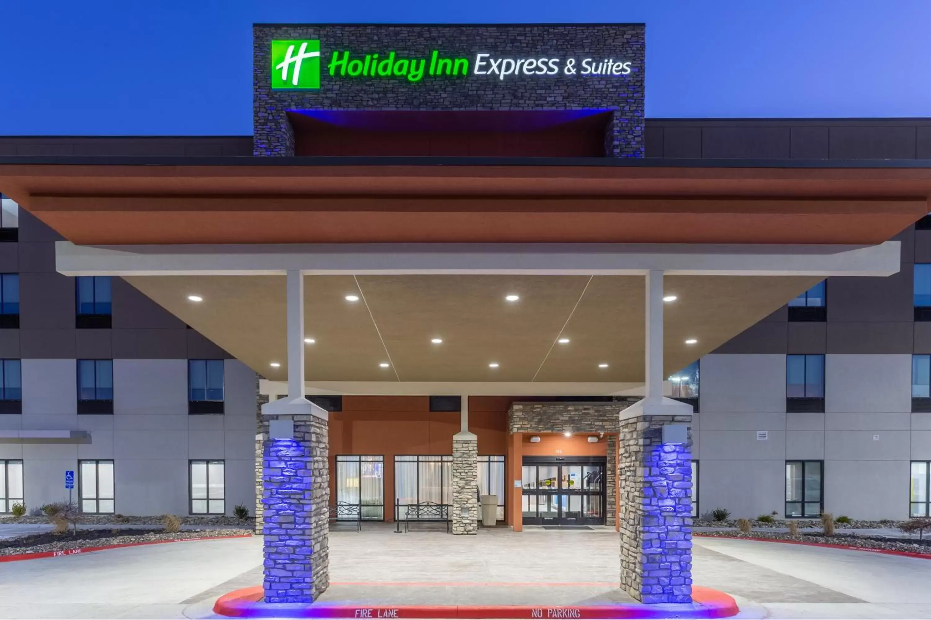 Property building, TV/Entertainment Center in Holiday Inn Express & Suites Kearney, an IHG Hotel