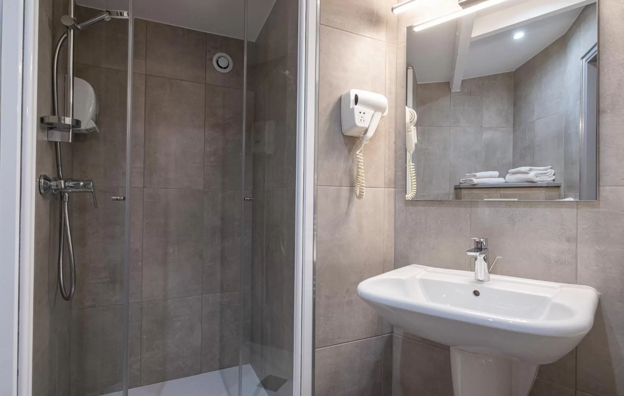 Bathroom in Charme Hôtel, Montbéliard Sud