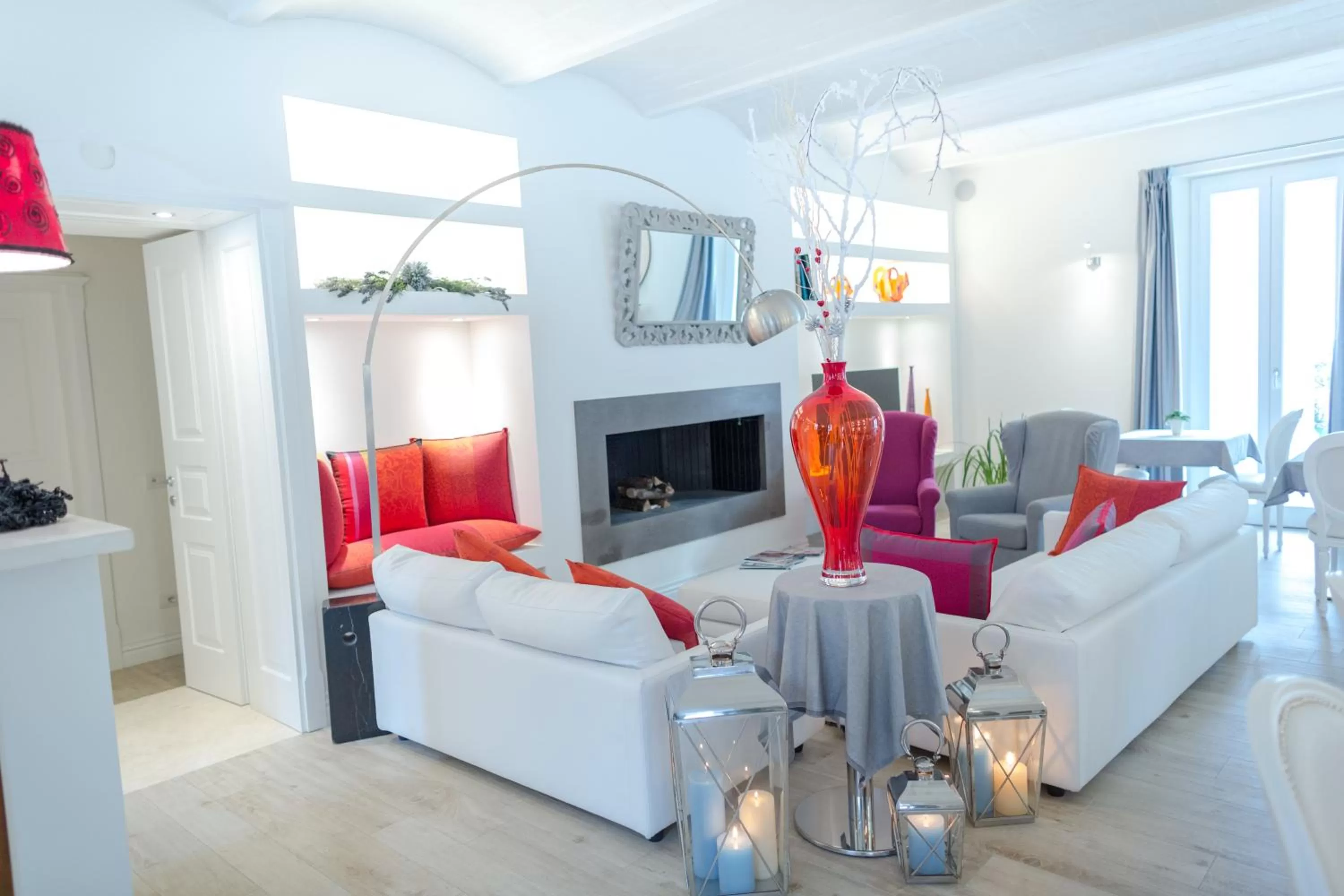 Communal lounge/ TV room in VILLA LIBERTY Boutique Hotel - Borgo Capitano Collection