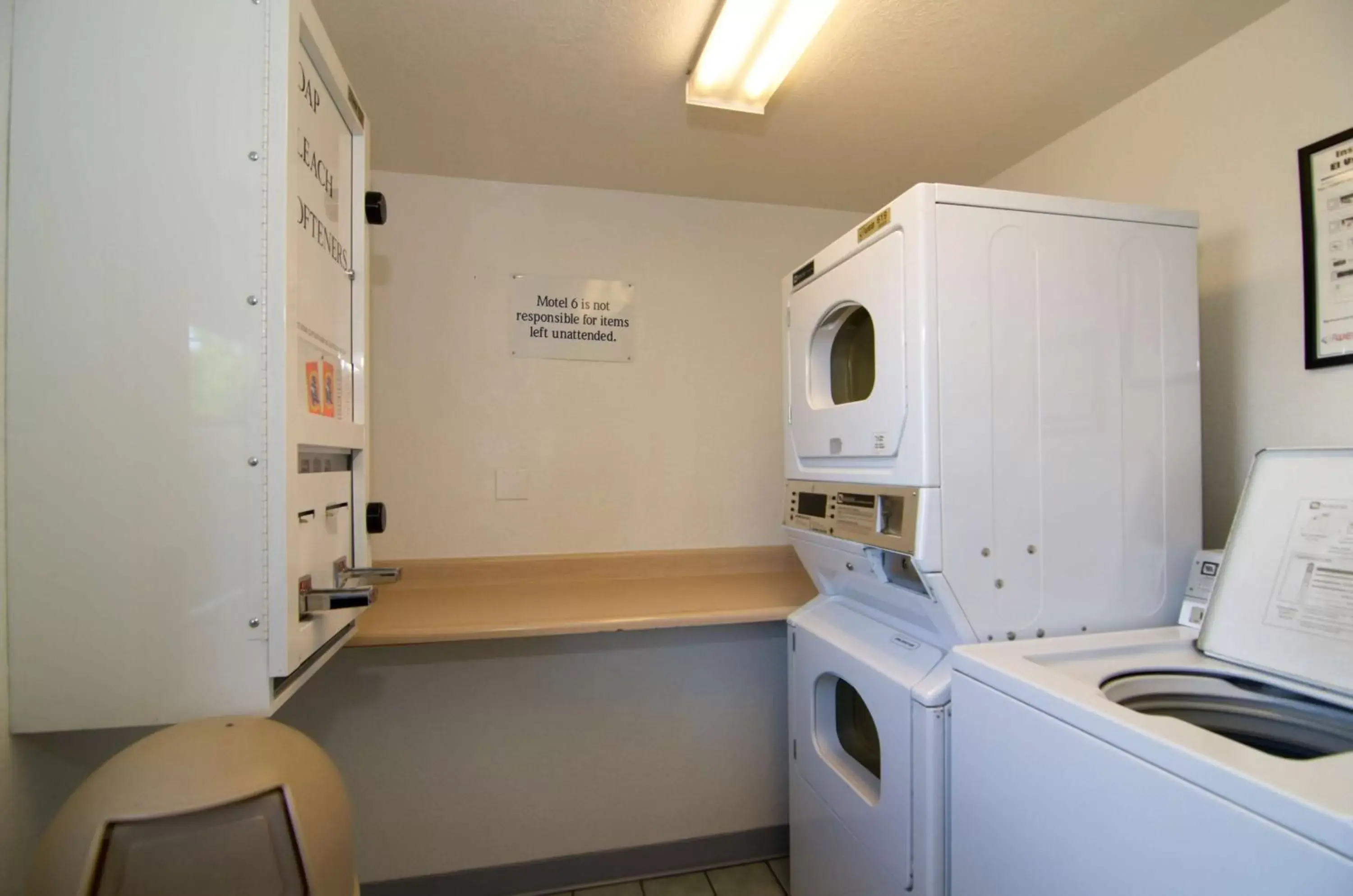 laundry, Kitchen/Kitchenette in Motel 6-North Palm Springs, CA - North