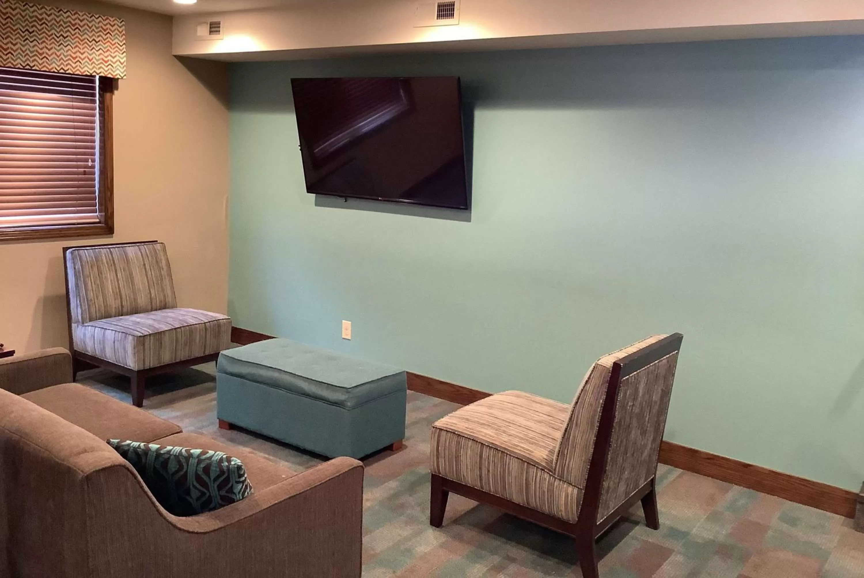 Restaurant/places to eat in Super 8 by Wyndham Lincoln West