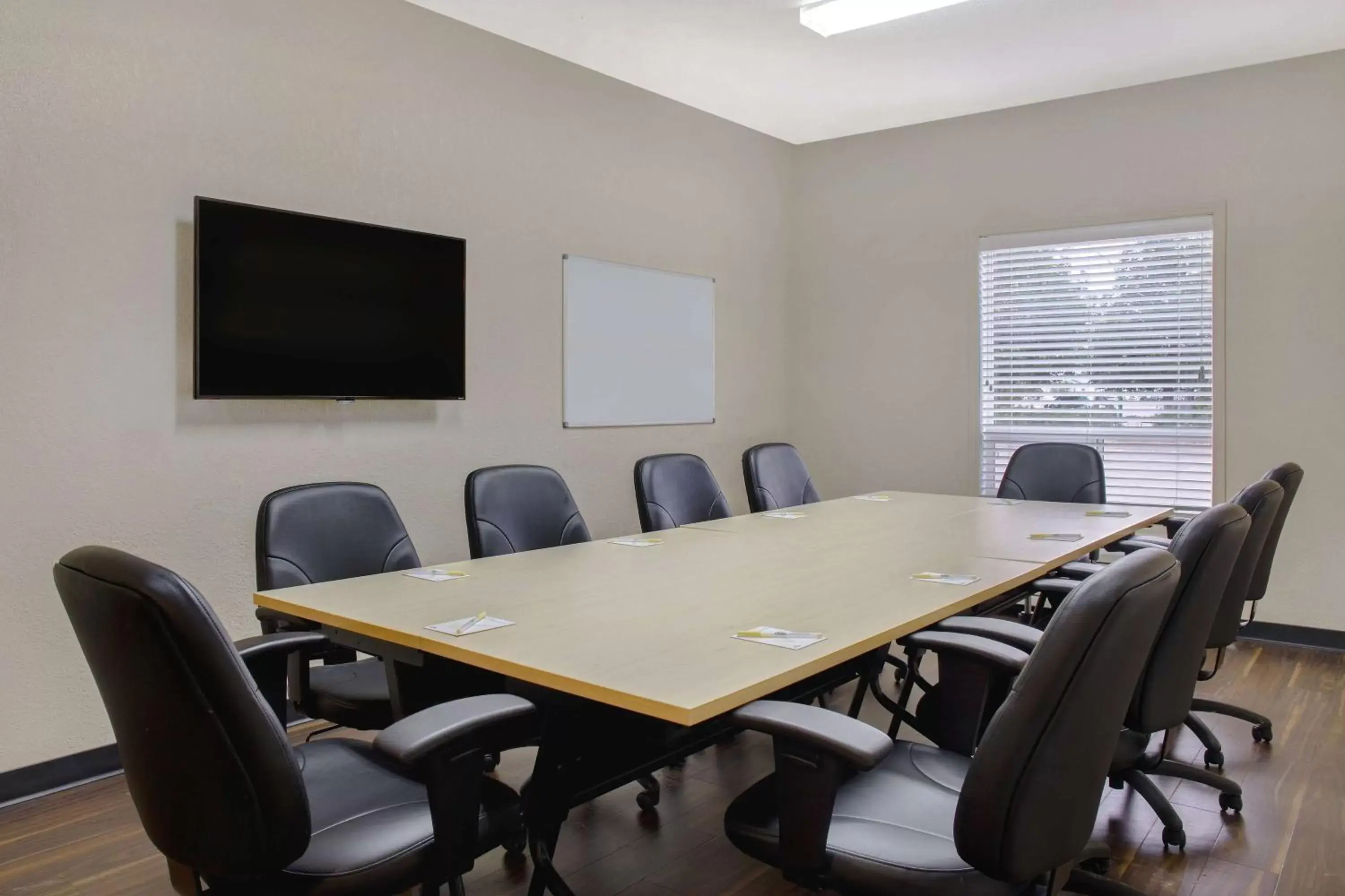 Meeting/conference room in Days Inn by Wyndham Medicine Hat