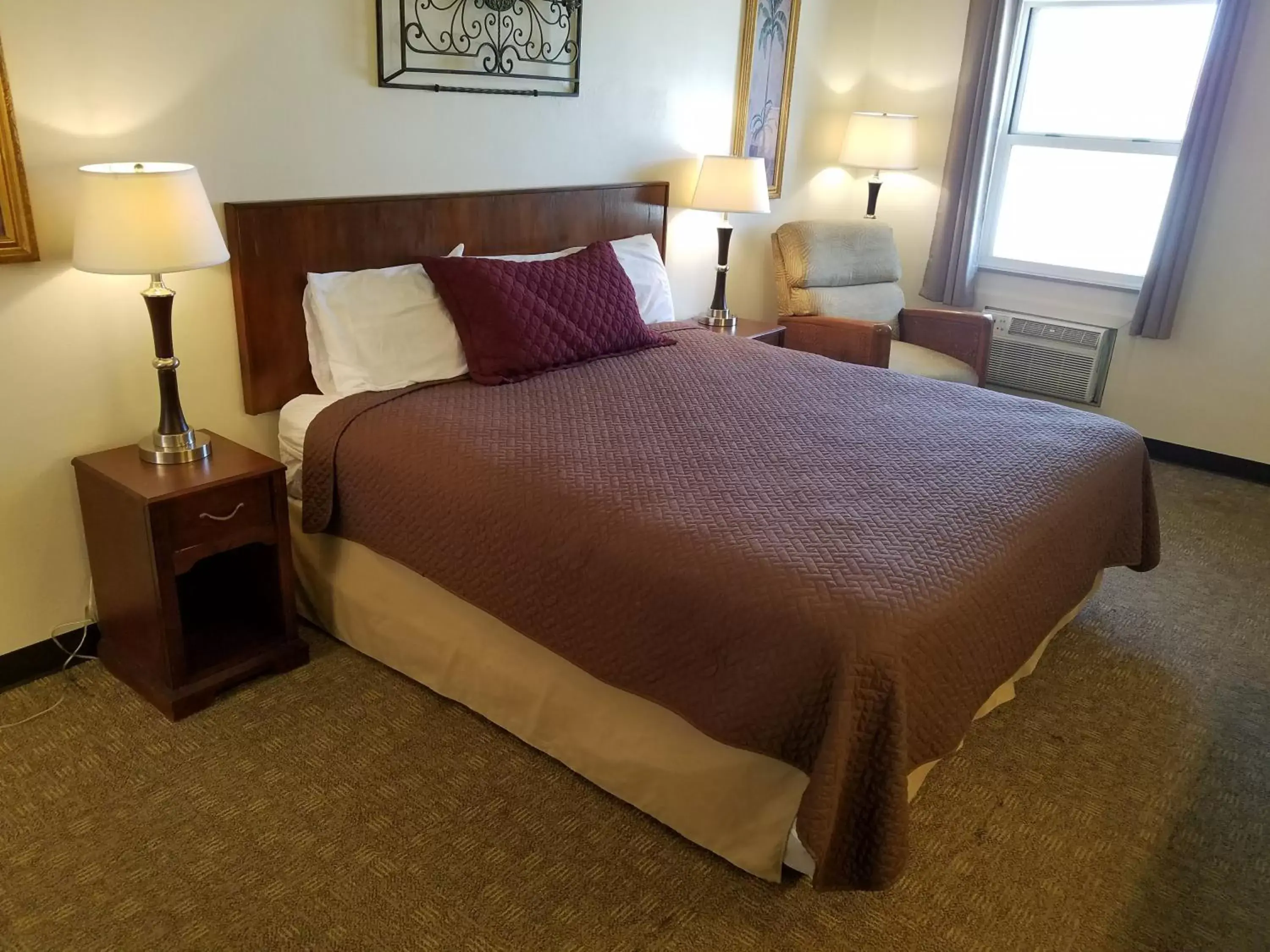 Bedroom, Bed in West Plains Motel