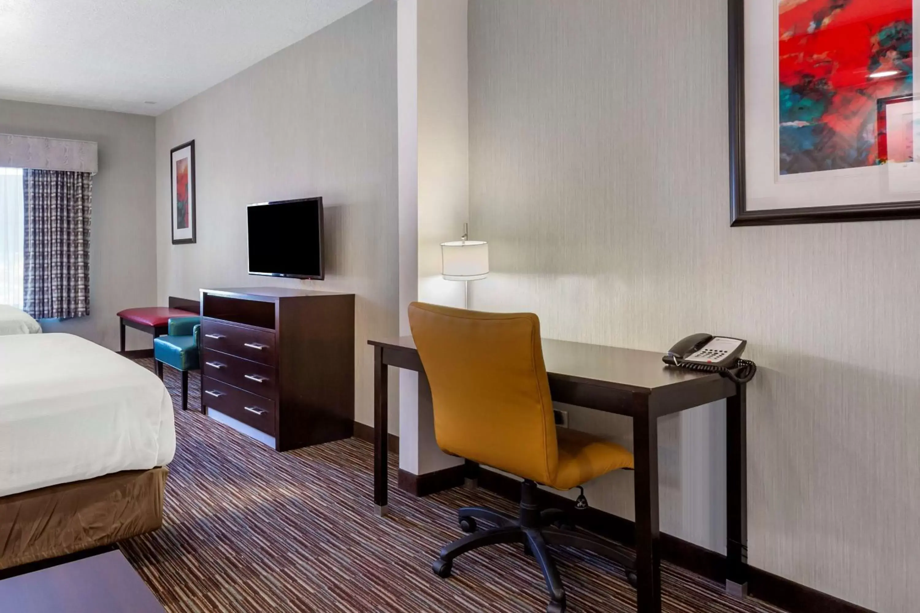 Bedroom, TV/Entertainment Center in Best Western Plus Gallup Inn & Suites