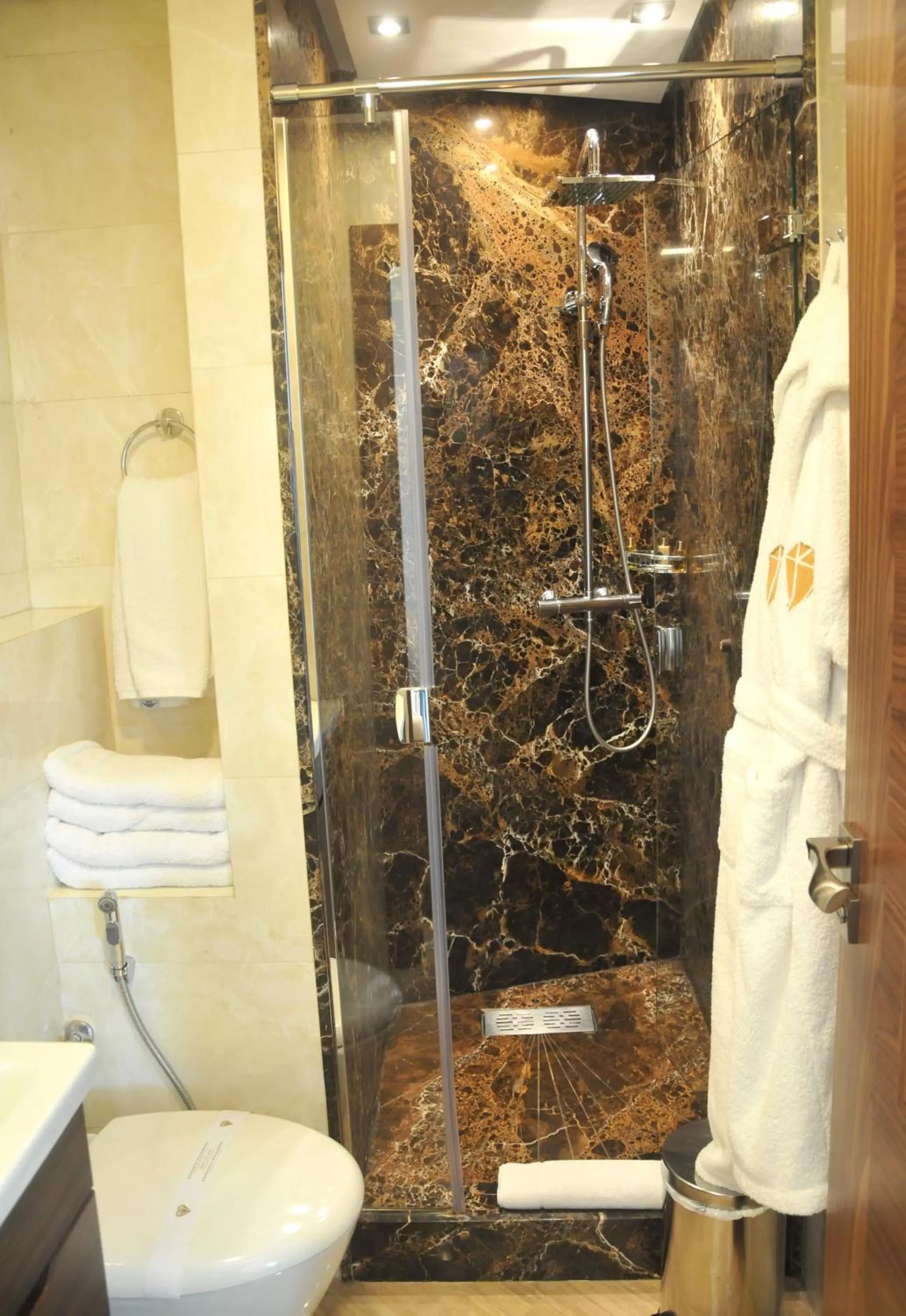 Bathroom in Suite Hotel Casa Diamond