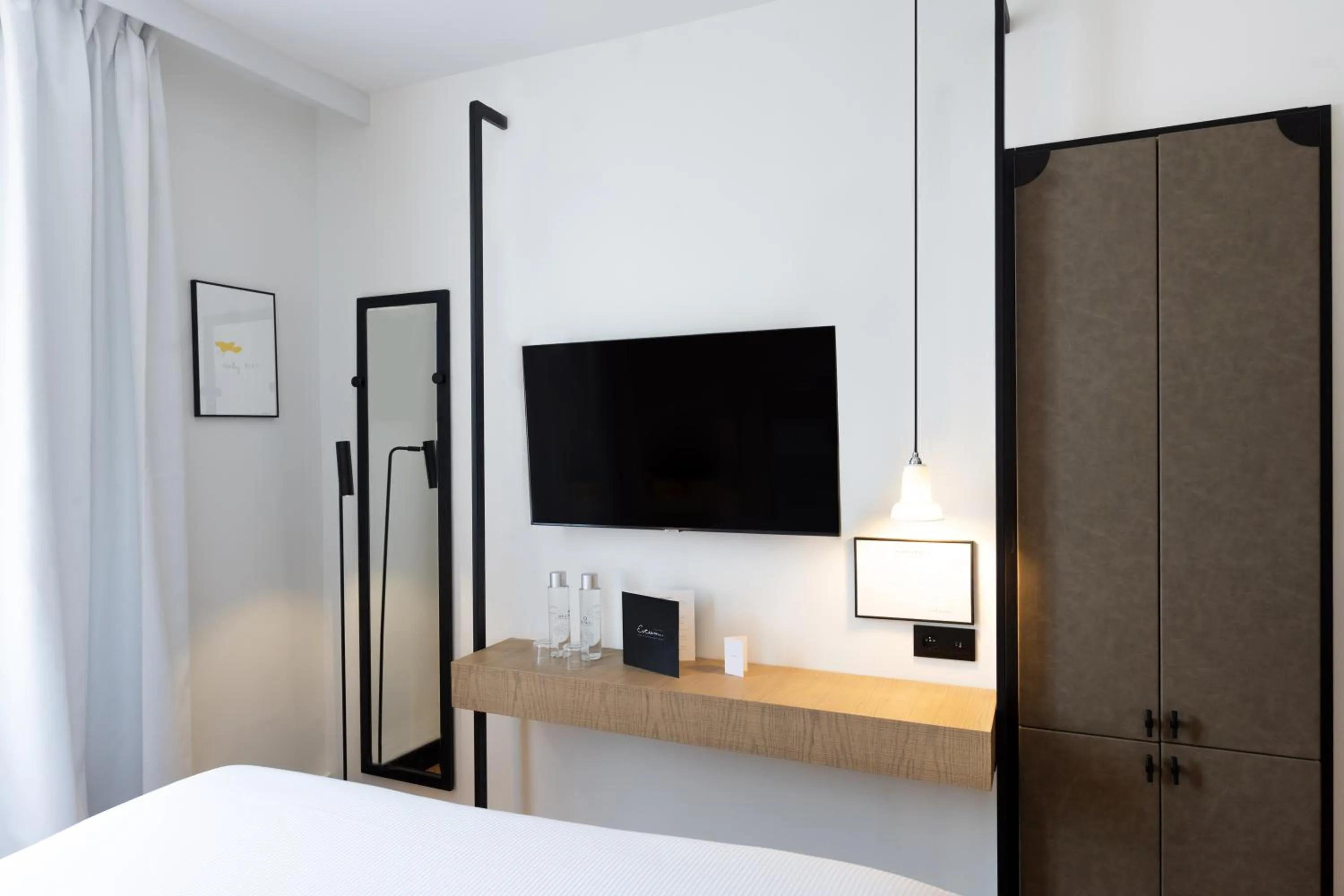 Photo of the whole room, Bed in Esteem Tour Eiffel