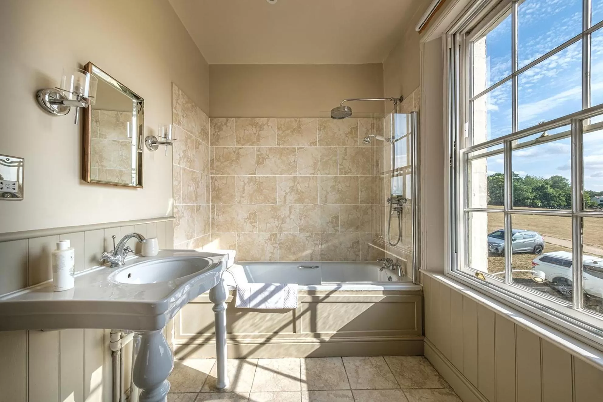 Shower in The Black Lion, Long Melford