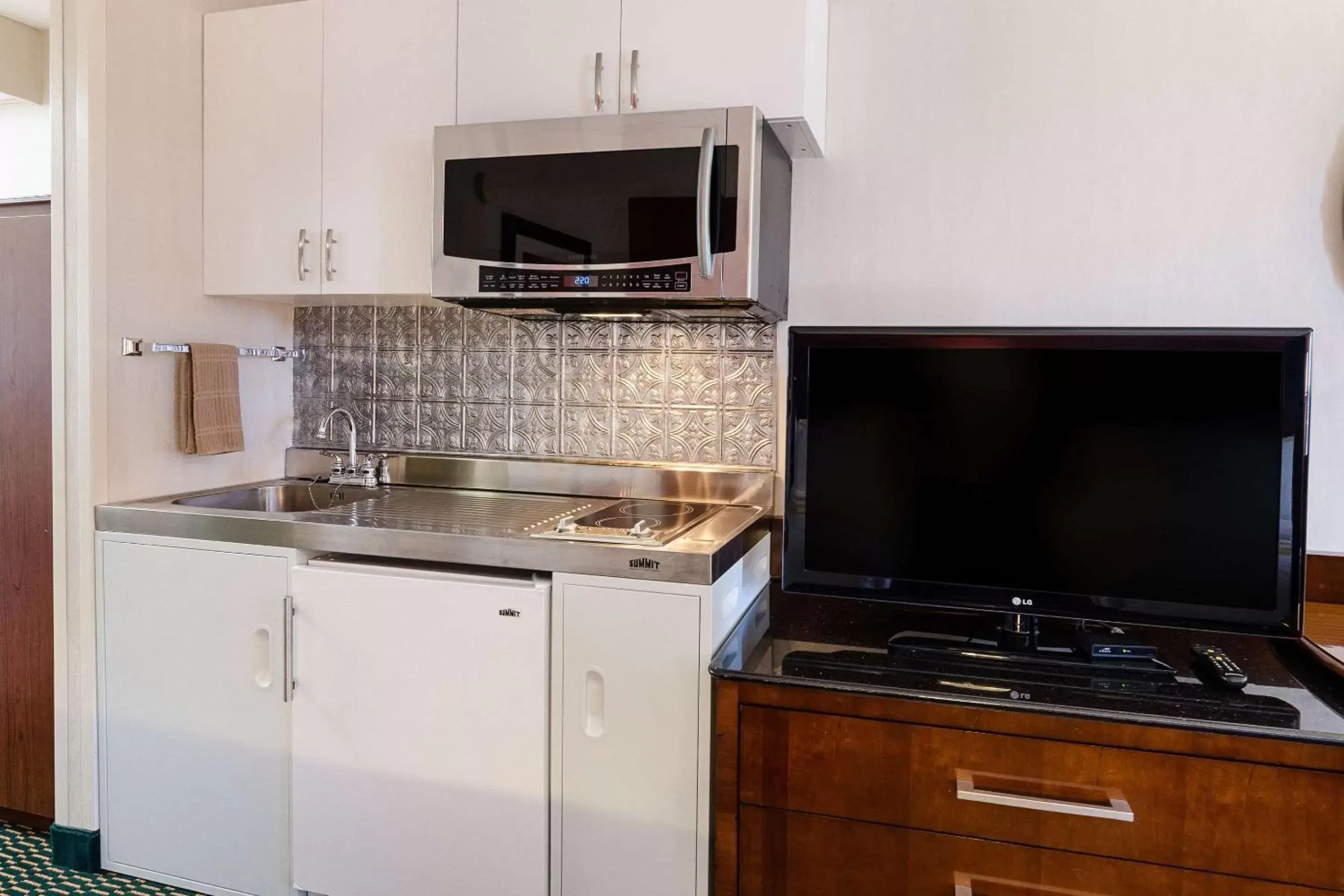 Photo of the whole room, Kitchen/Kitchenette in Quality Inn Christiansburg - Blacksburg