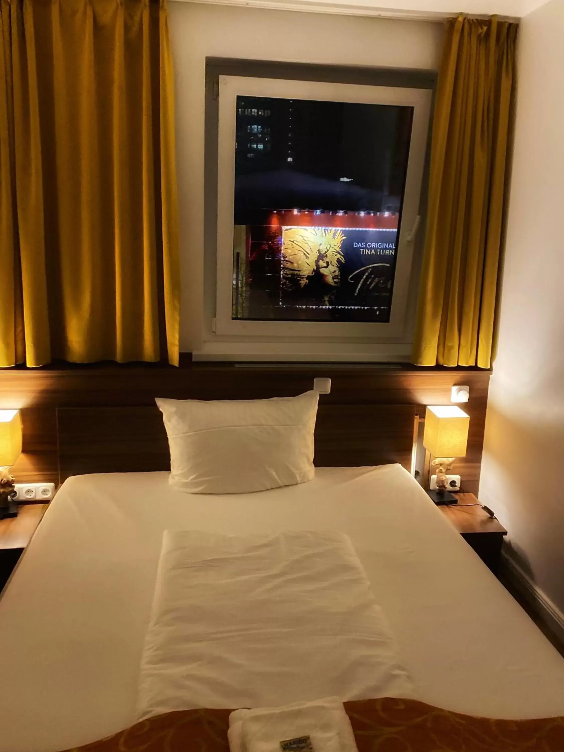 Photo of the whole room, Bed in North-Hotel